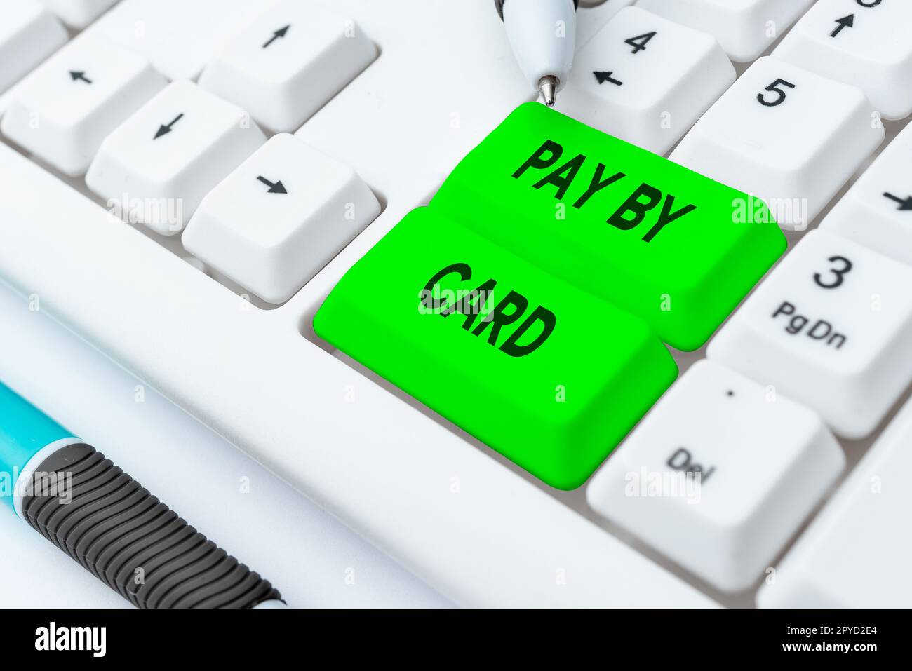 Schild mit Kartenzahlung. Geschäftskonzept Zahlungen auf Kredit, Lastschrift, elektronisches virtuelles Einkaufen von Geldern Stockfoto