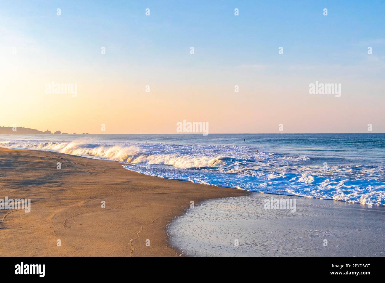 Extrem riesiger Strand mit großen Surferwellen La Punta Zicatela Mexiko. Stockfoto