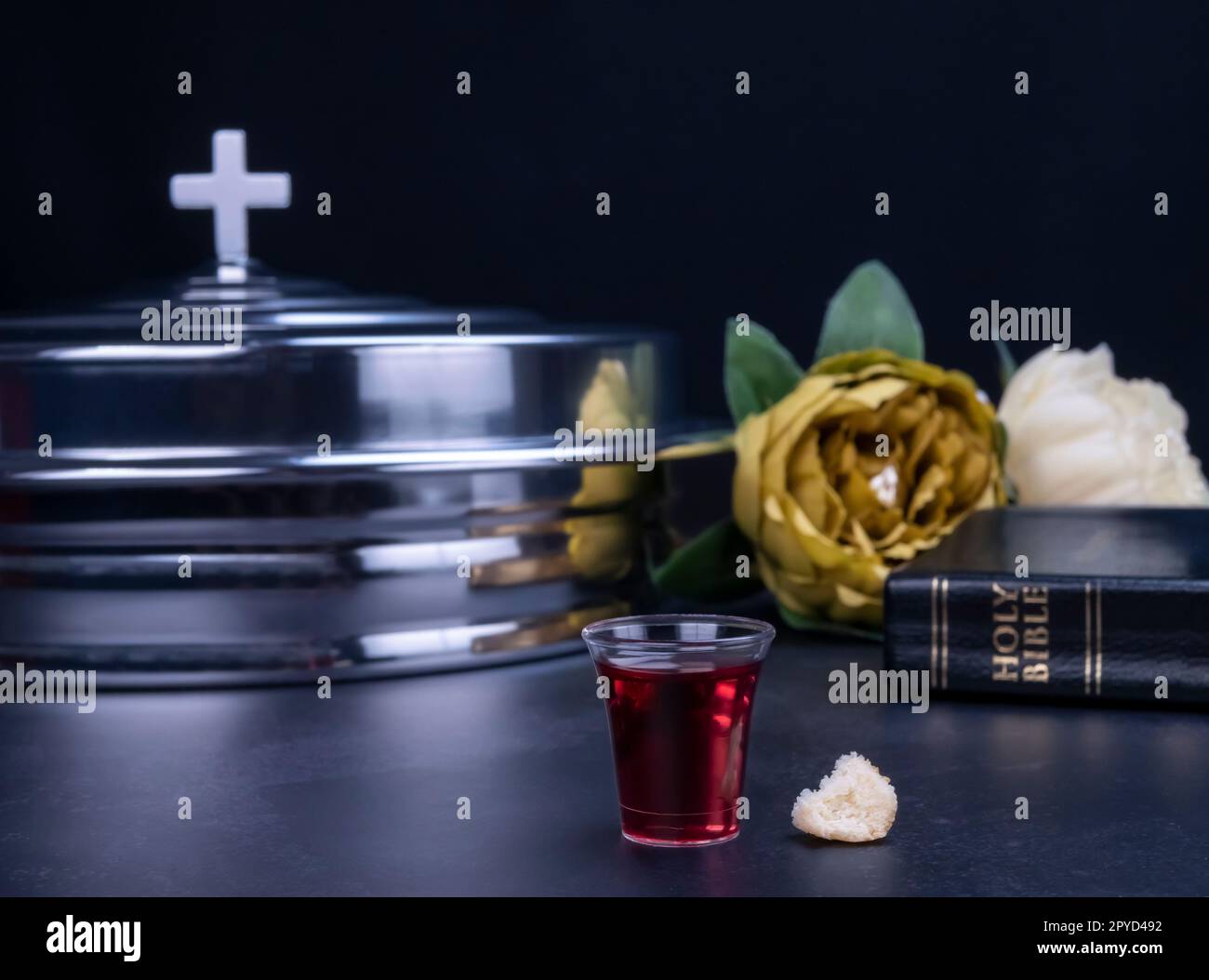 Die Kommunion, der Wein und die Brotsymbole auf schwarzem Hintergrund Stockfoto