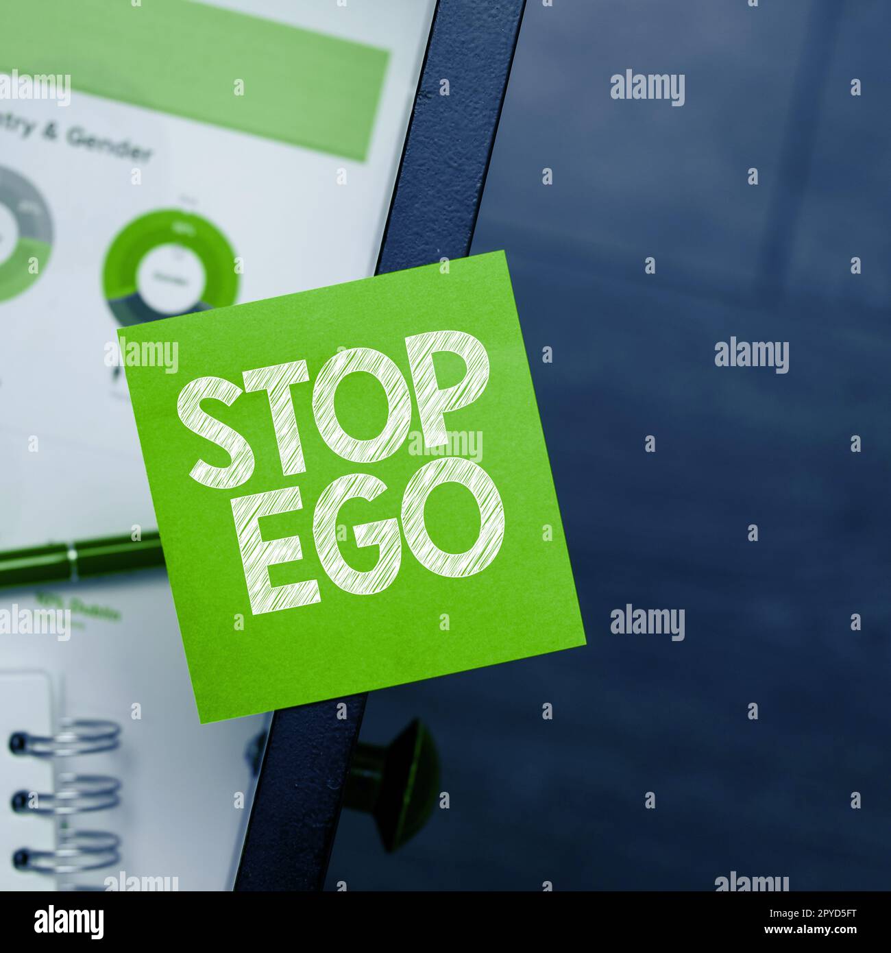 Inspiration mit Schild „Stop Ego“. Geschäftskonzept Beheben Sie Ihre Begeisterung für eine Entscheidung, ein Ereignis oder etwas anderes Stockfoto
