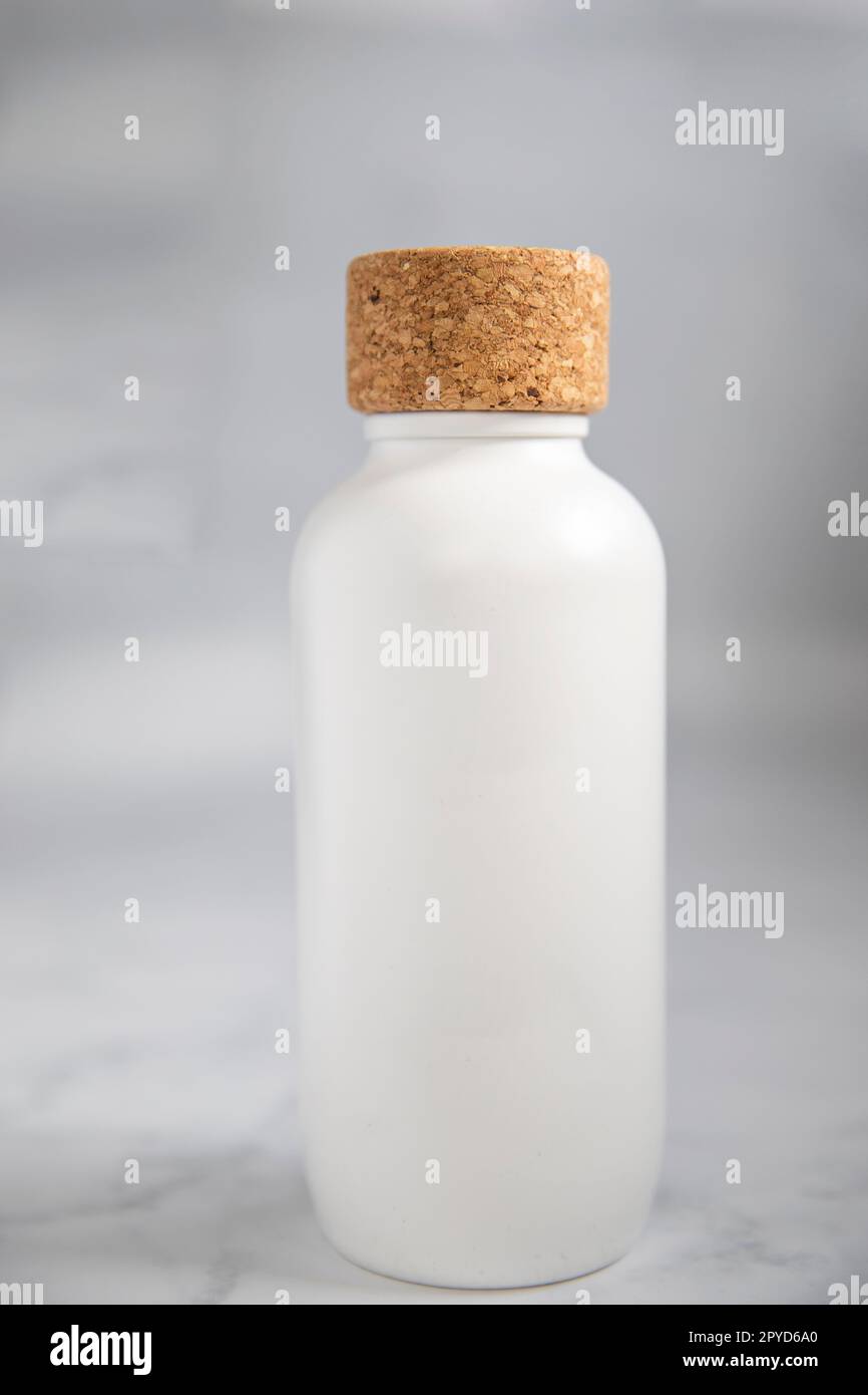 Umweltfreundliche, nachhaltige Wasserflasche kein Kunststoff, keine Abfälle, nachhaltiger Lebensstil. Auswahl Kunststofffreie Artikel Alternative zum Einmalgebrauch. Zerknitterte Plastikflasche und Glasflasche auf pastellblauem Hintergrund. Speicherplatz kopieren Stockfoto