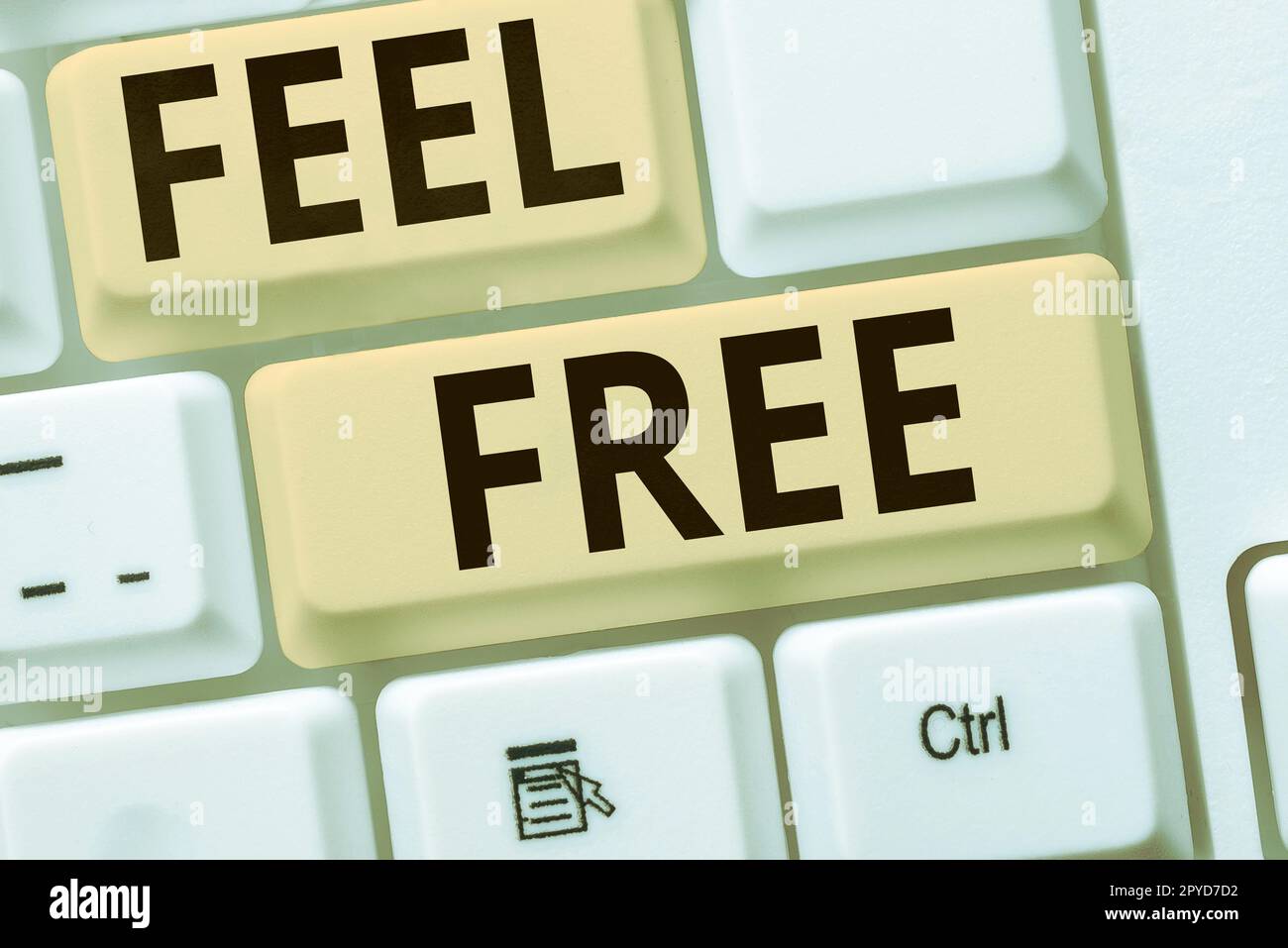 Schild mit der Aufschrift „Feel Free“. Das Wort für "zögern Sie nicht oder schüchtern" wird oft als Einladung verwendet Stockfoto