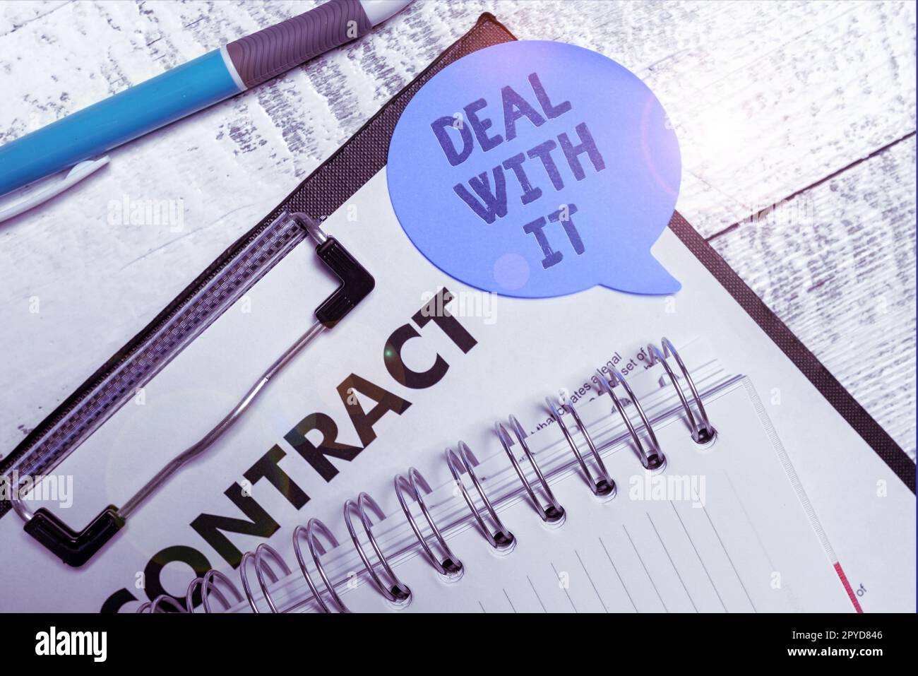 Hand schreiben Zeichen Deal With IT. Geschäftskonzept passt sich einer bestimmten Situation an und geht weiter Stockfoto