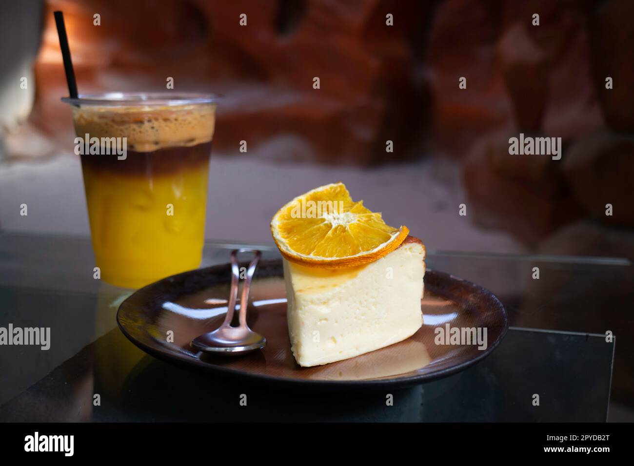 Ein Stück hausgemachter Käsekuchen und eine Tasse Kaffee Stockfoto