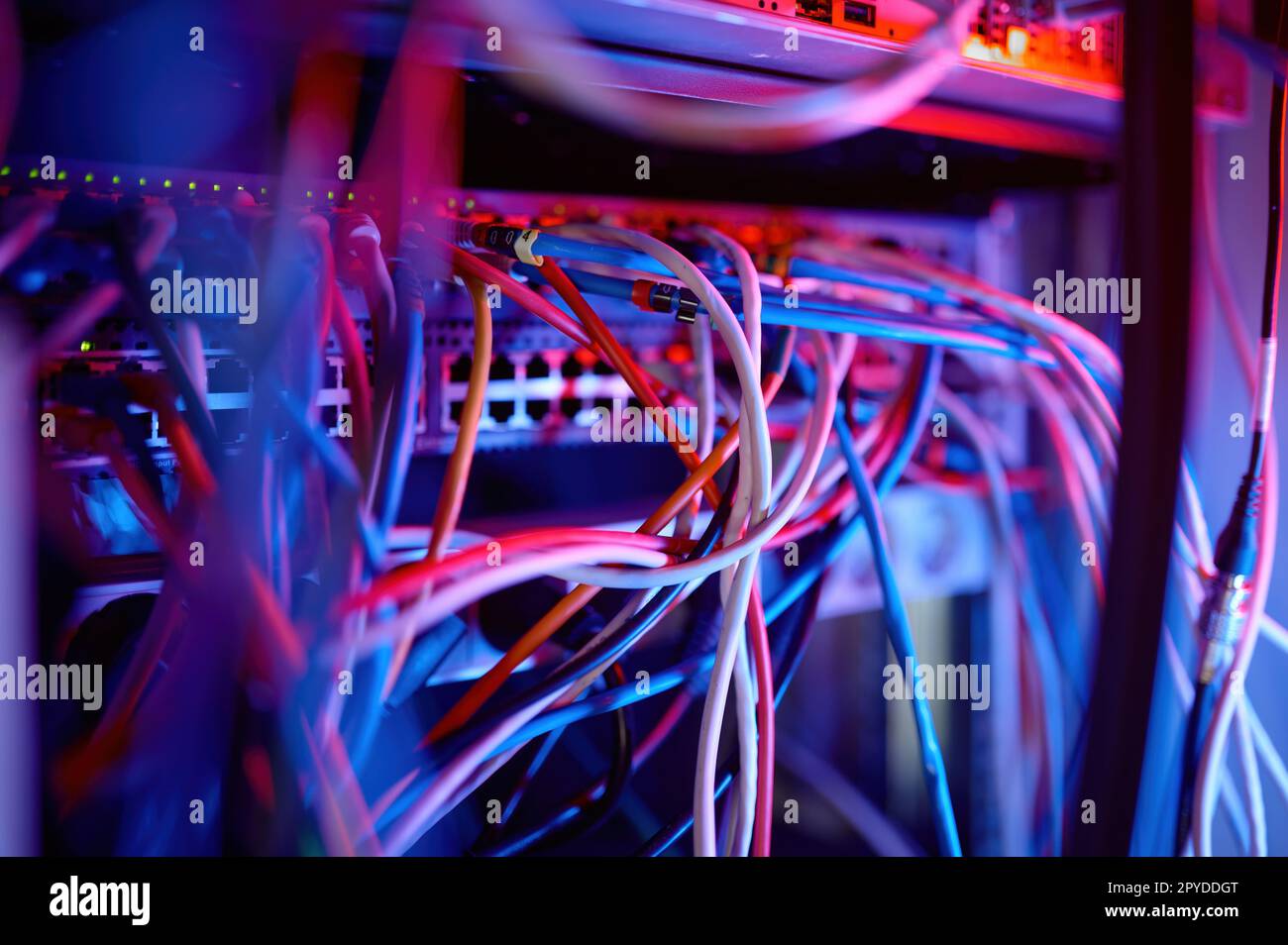 Glasfaseranlagen im Serverraum des Rechenzentrums Stockfoto