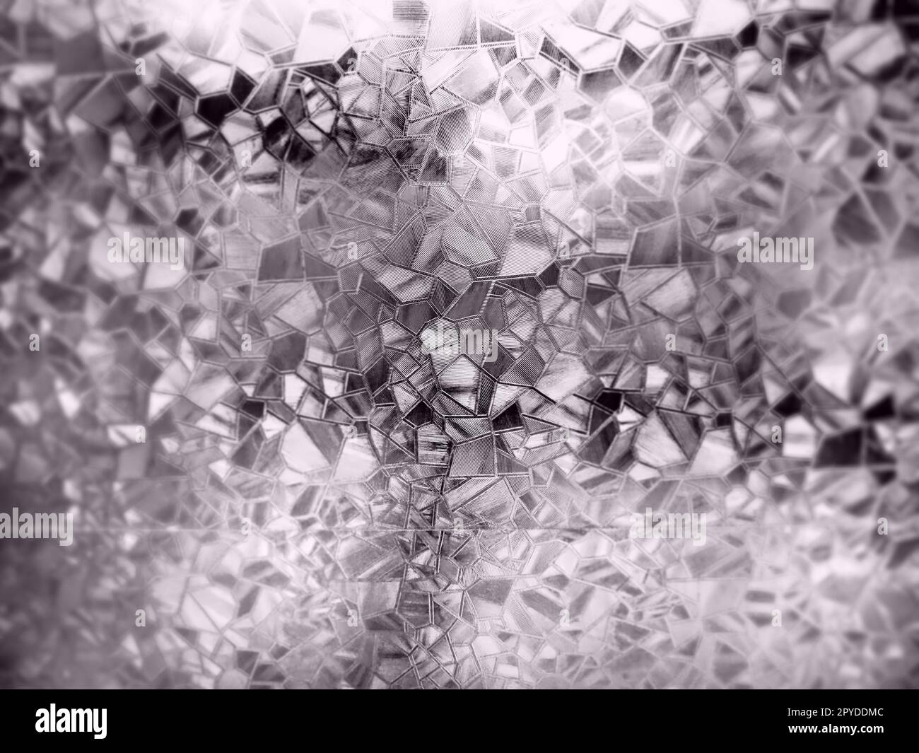 Geprägter Glashintergrund. Wellglas Sepia monochrom. Lichtbrechung auf einer holprigen, transparenten Oberfläche unter Hintergrundbeleuchtung. Das Spiel der Highlights. Schwarze braune Bereiche. Abstrakter Hintergrund Stockfoto