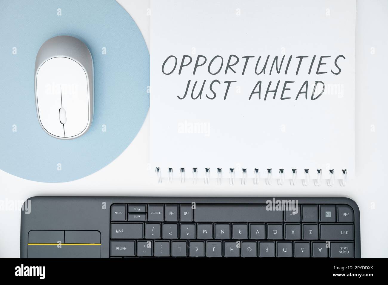 Schreiben und Anzeigen von Textmöglichkeiten direkt vor uns. Geschäftskonzepte – Zusammenstellung von Umständen, die es ermöglichen, etwas in kurzer Zeit zu tun Stockfoto