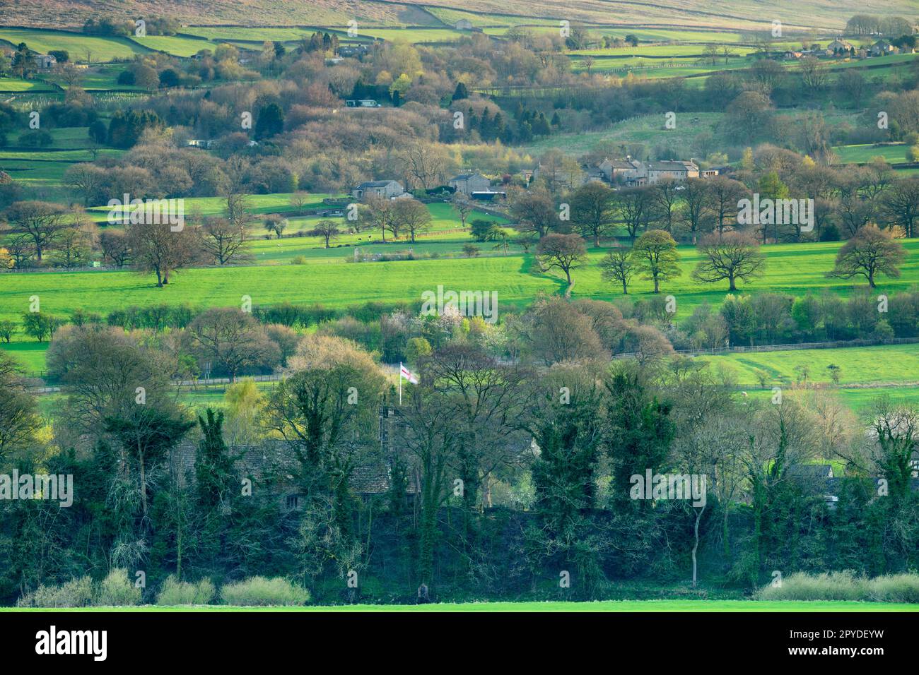 Wunderschönes, friedliches, sonniges Dorf (abgelegene Häuser und Hütten auf einem sonnigen Hügel, Hochlandmoore) - Addingham Moorside, West Yorkshire, England, Großbritannien. Stockfoto