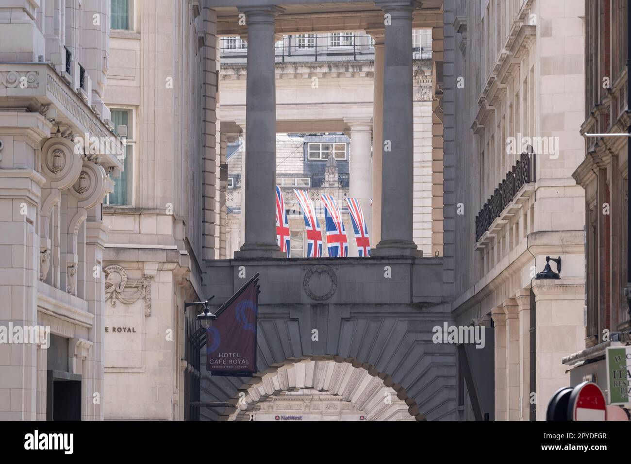 Nur vier Tage vor der Krönung von König Karl III., nach dem Tod seiner Mutter, Königin Elzabeth II. Im letzten Jahr, hängen Union Jack Flaggen über der Regent Street, am 3. Mai 2023, in London, England. Stockfoto