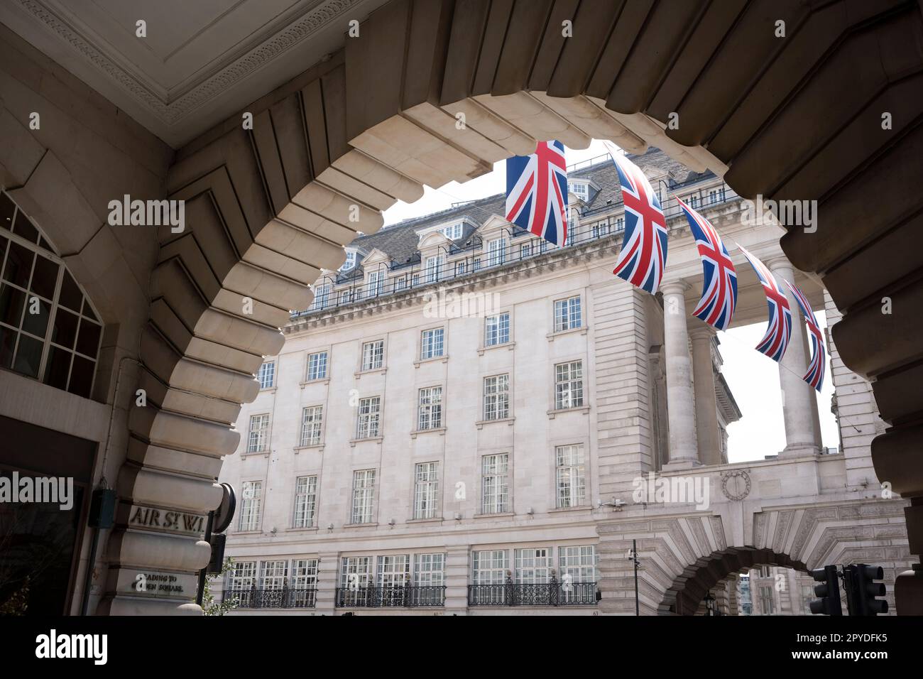 Nur vier Tage vor der Krönung von König Karl III., nach dem Tod seiner Mutter, Königin Elzabeth II. Im letzten Jahr, hängen Union Jack Flaggen über der Regent Street, am 3. Mai 2023, in London, England. Stockfoto