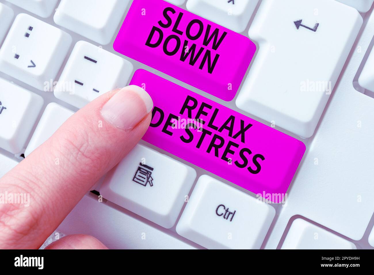 Text mit Inspiration Slow Down Relax De Stress. Geschäftsidee Pause Stress reduzieren Ruhe bewahren Stockfoto