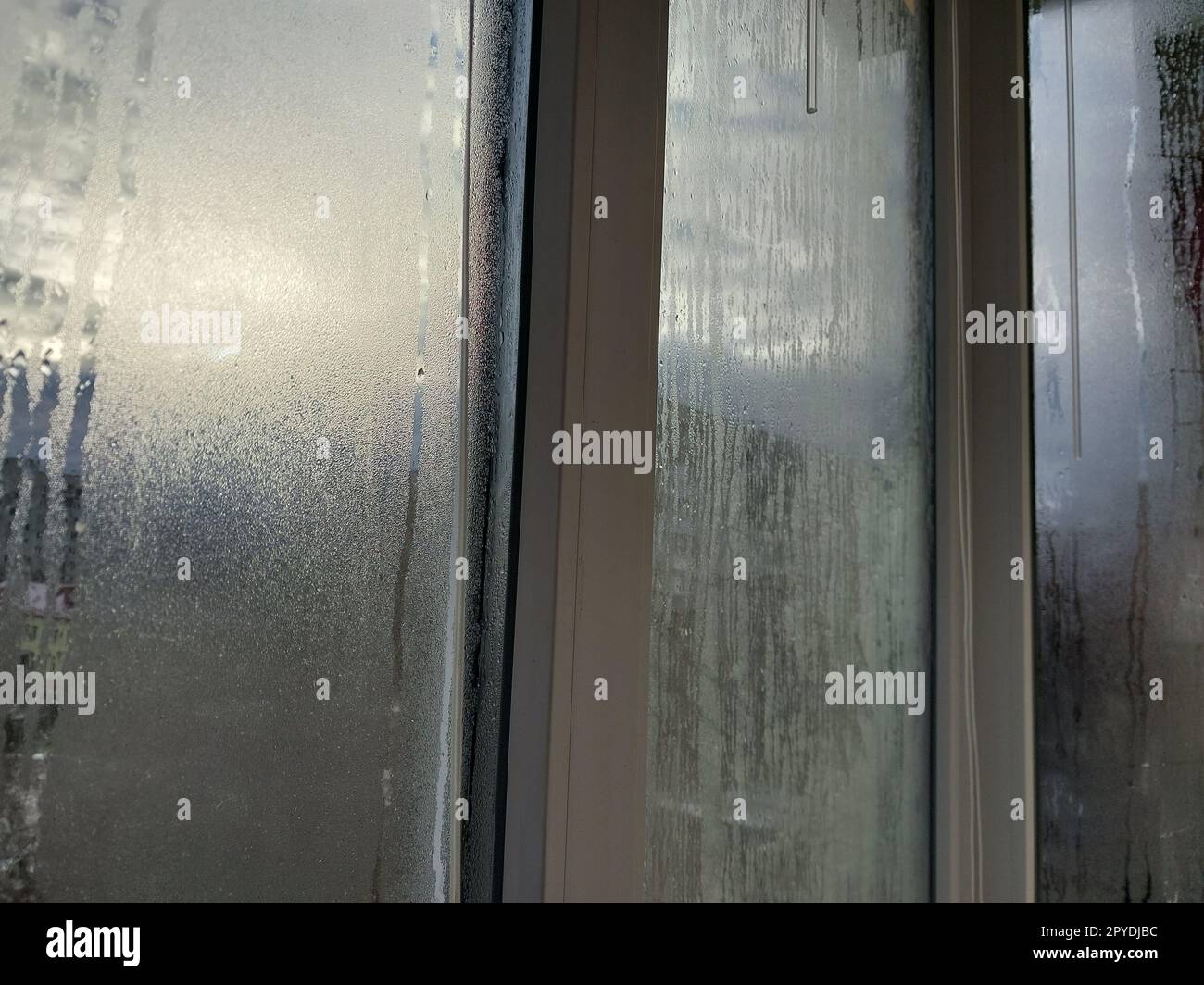 Beschlagenes Glas durch die Verdunstung von Feuchtigkeit auf dem Balkon Stockfoto