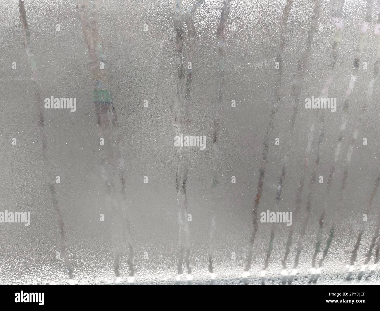 Beschlagenes Glas durch die Verdunstung von Feuchtigkeit auf dem Balkon Stockfoto