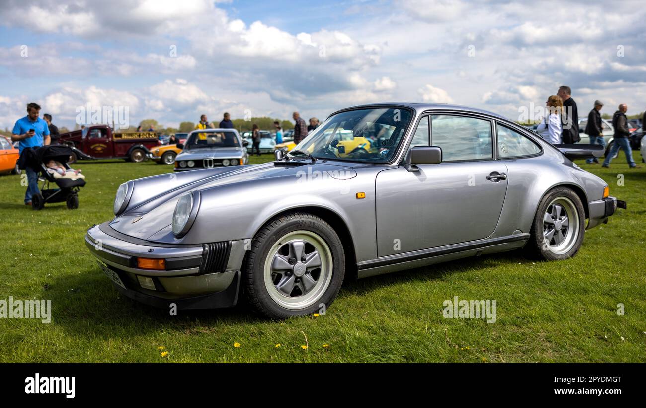 1988 Porsche 911 Carrera Coupé Sport, ausgestellt auf dem April Scramble, der am 23. April 2023 im Bicester Heritage Centre stattfindet. Stockfoto