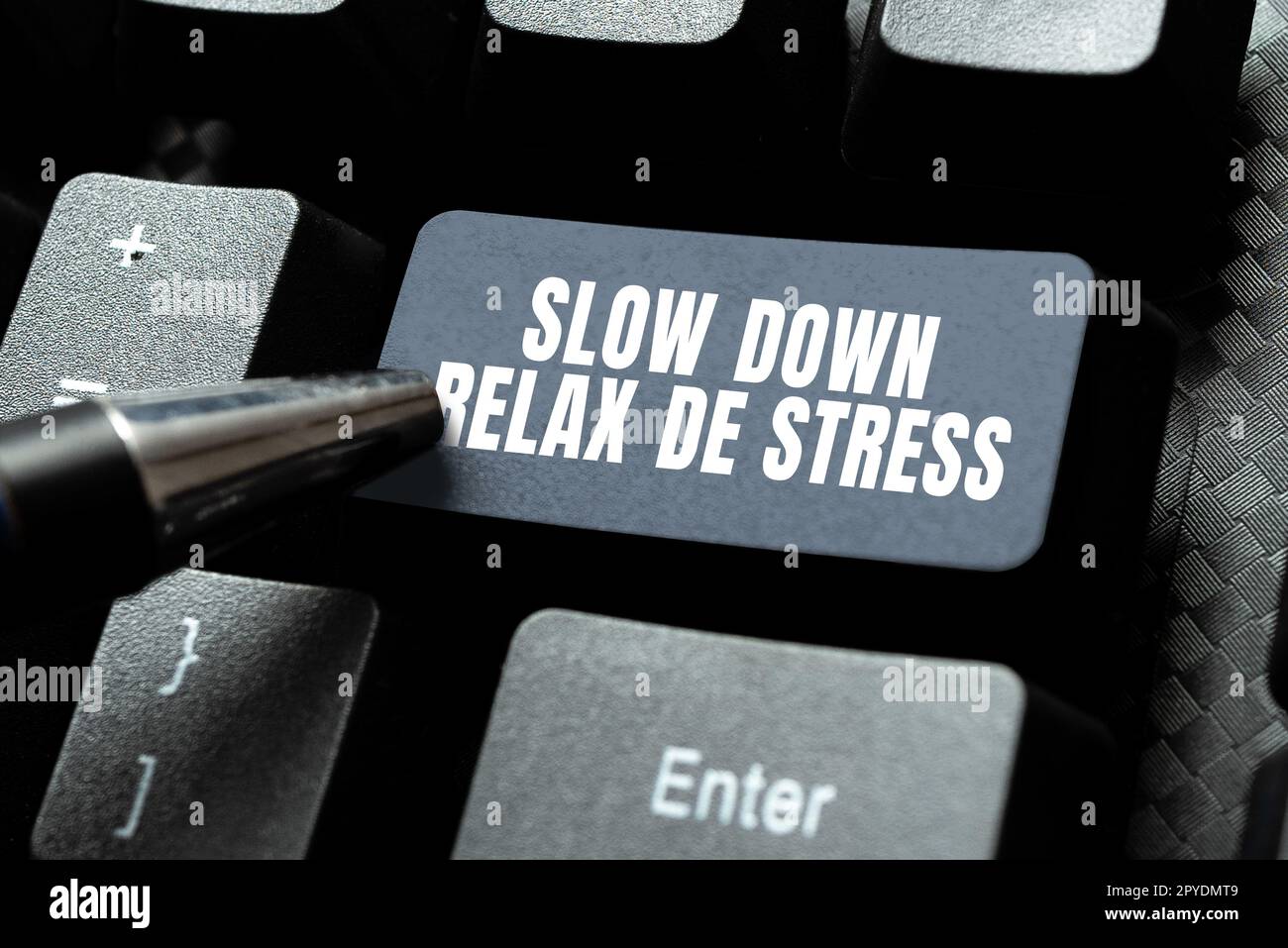 Handgeschriebenes Schild Slow Down Relax De Stress. Business Showcase eine Pause einlegen Stresspegel reduzieren Ruhe bewahren Stockfoto