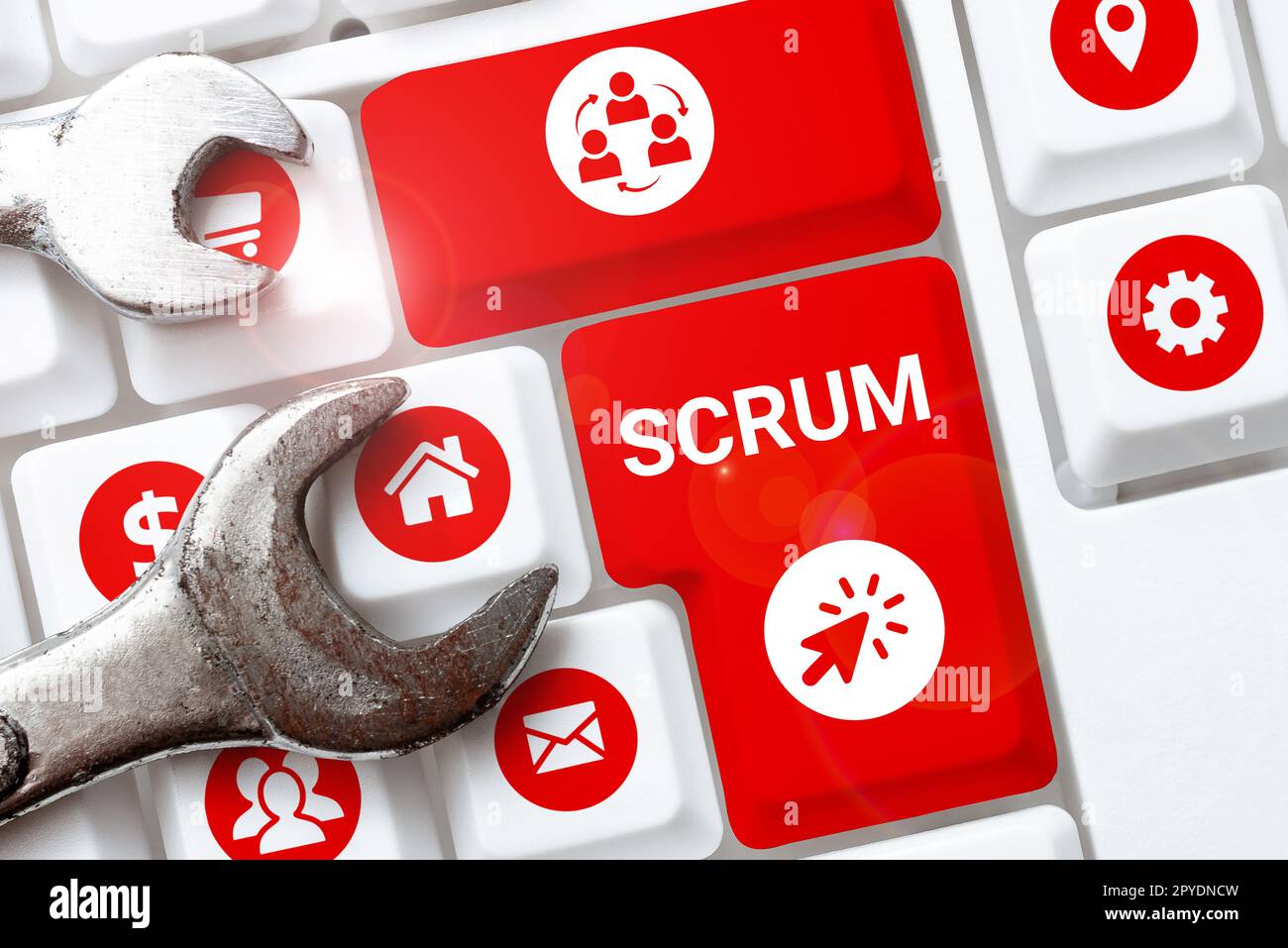 Schreiben mit Text Scrum. Wort, das auf der Handschrift geschrieben wurde, im Unterschied zu druckgeschriebenen Spielfiguren Stockfoto