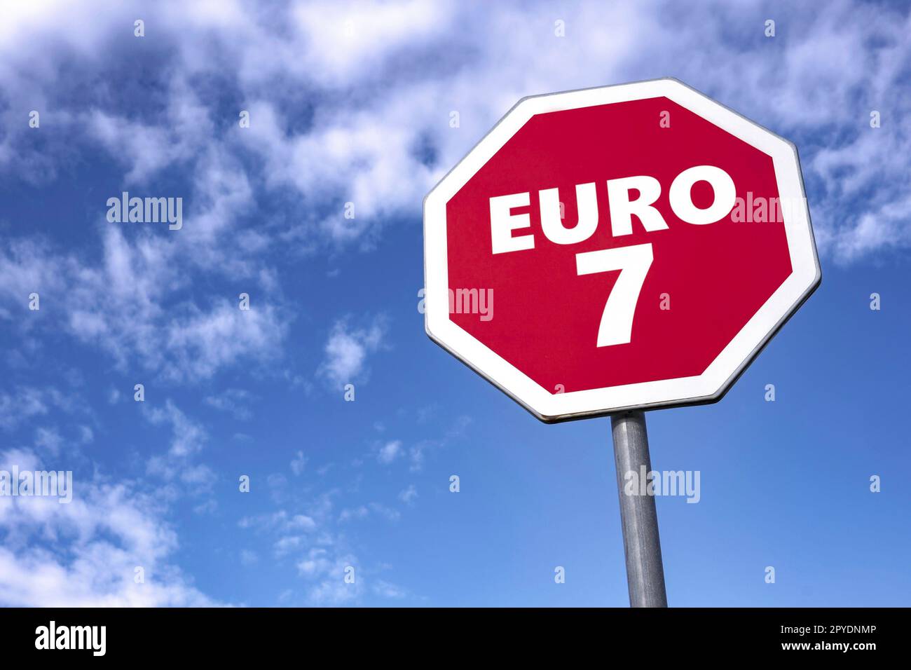 Stoppschild mit EURO 7-Text, um umstrittene Pläne der EU zur Senkung der CO2-Emissionen von Personenkraftwagen aufzugeben Stockfoto