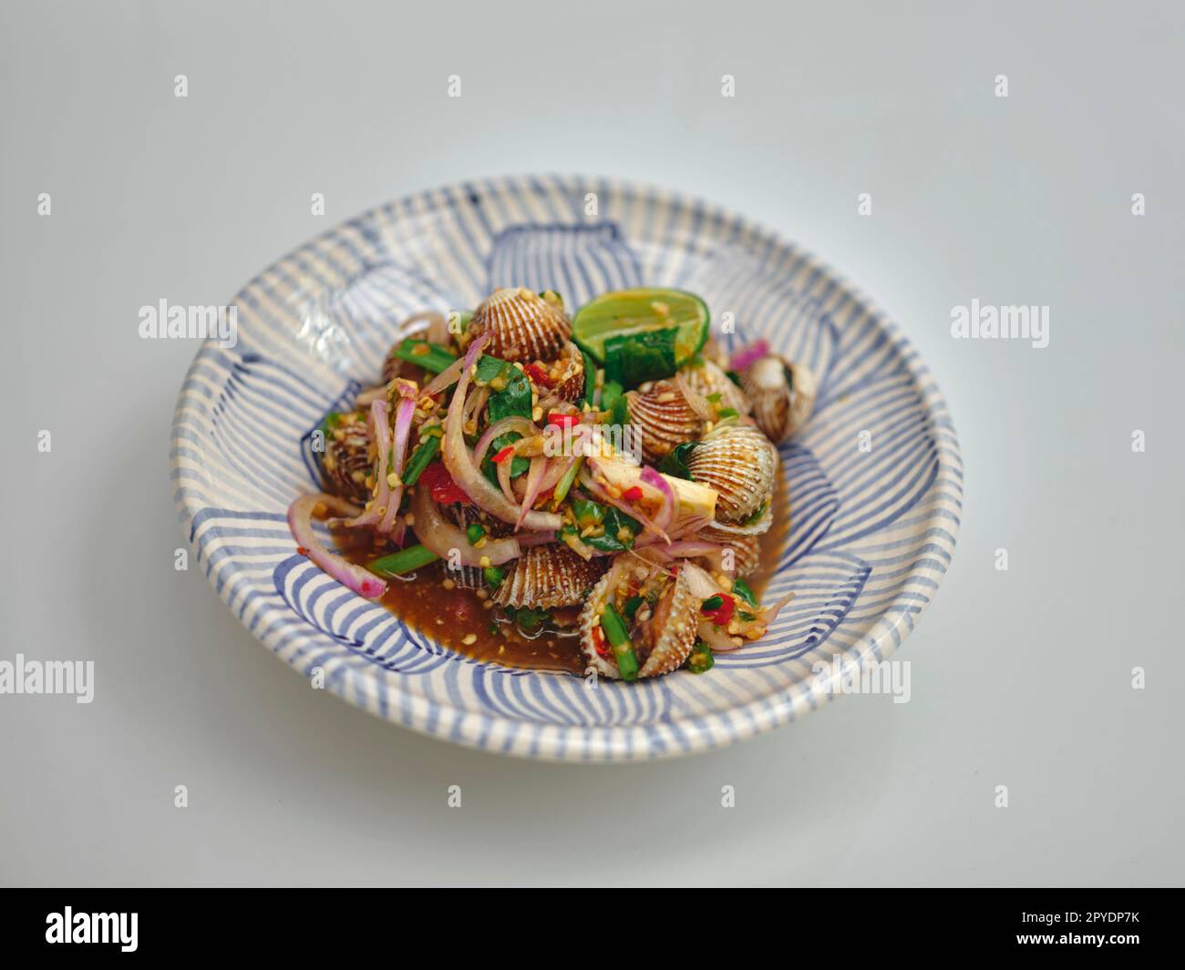 Thailändisches Street Food, würziger Blutcockle-Salat Stockfoto