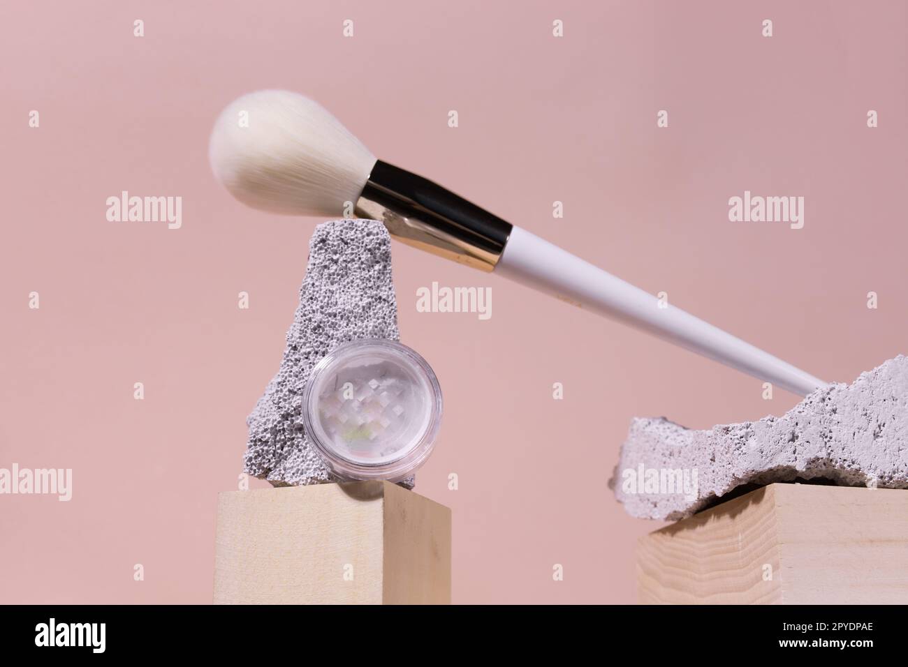 Schirme kompakte und lose Make-up- und Make-up-Pinsel aus Mineralpulver – natürliches, umweltfreundliches Make-up-Produktkonzept Stockfoto