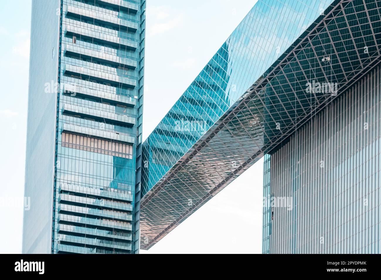 Ungewöhnliche Architektur eines Wolkenkratzers mit horizontalen und vertikalen Ebenen Stockfoto