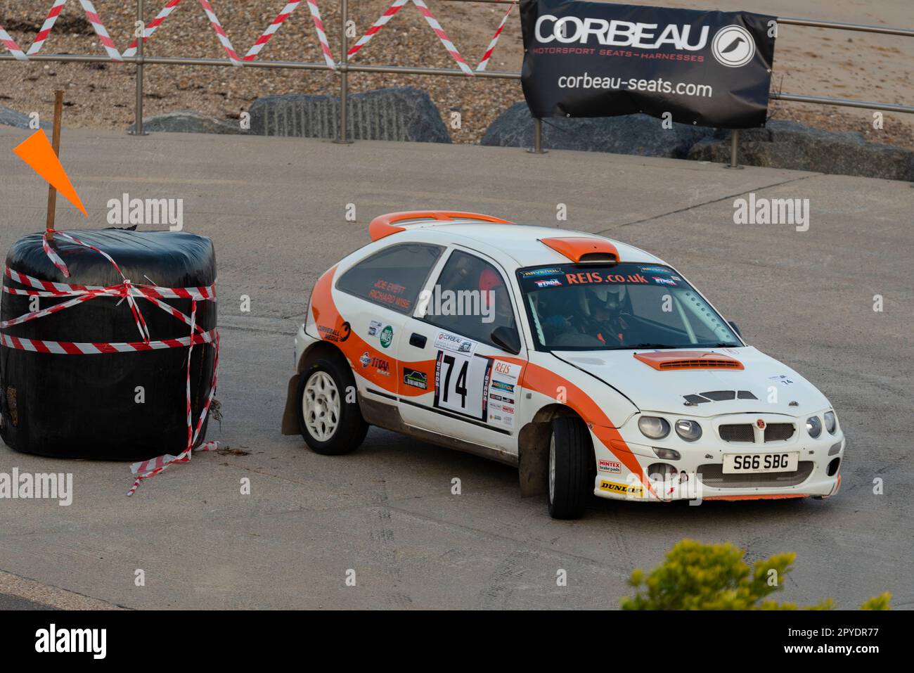 Joe Evett tritt bei einer 2000-jährigen MG ZR-Rallye an der Corbeau Seats Rallye in Clacton, Essex, Großbritannien, an. Mitfahrer Richard Wise Stockfoto