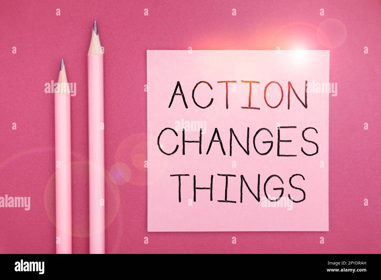 Handschrift Text Aktion ändert Dinge. Das Wort für etwas wird die Reaktion anderer Dinge widerspiegeln Stockfoto