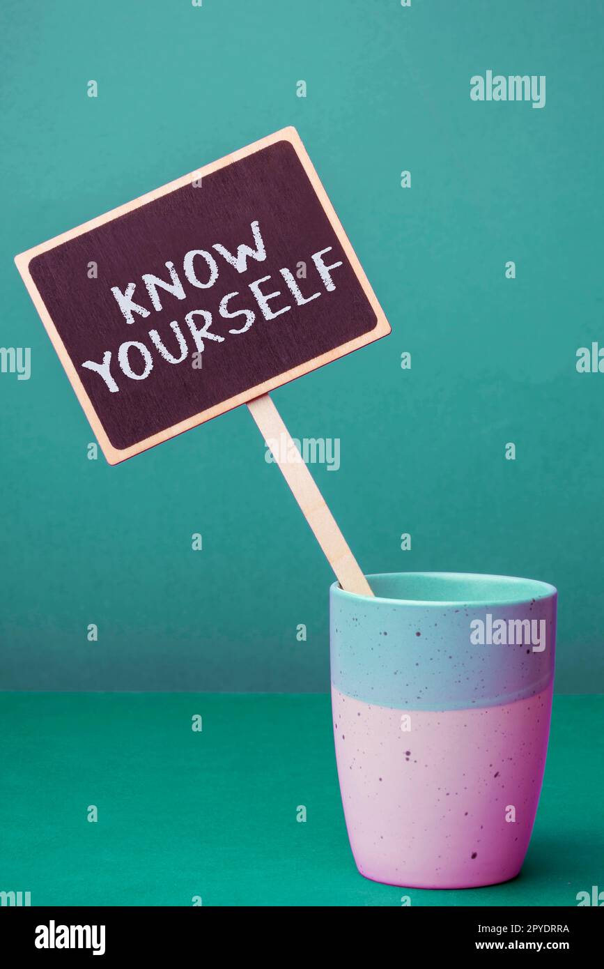 Schild mit der Aufschrift „Kennen Sie sich selbst Wort für „Finden Sie Ihr Verständnis für Stärken und Schwächen“ Identität Stockfoto