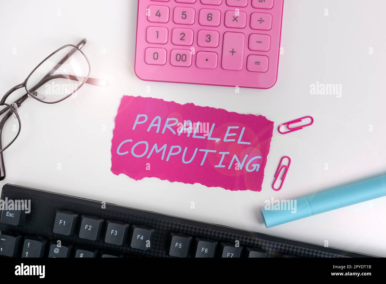 Handgeschriebenes Schild Parallel Computing. Wort für gleichzeitige Berechnung mittels Software und Hardware Stockfoto