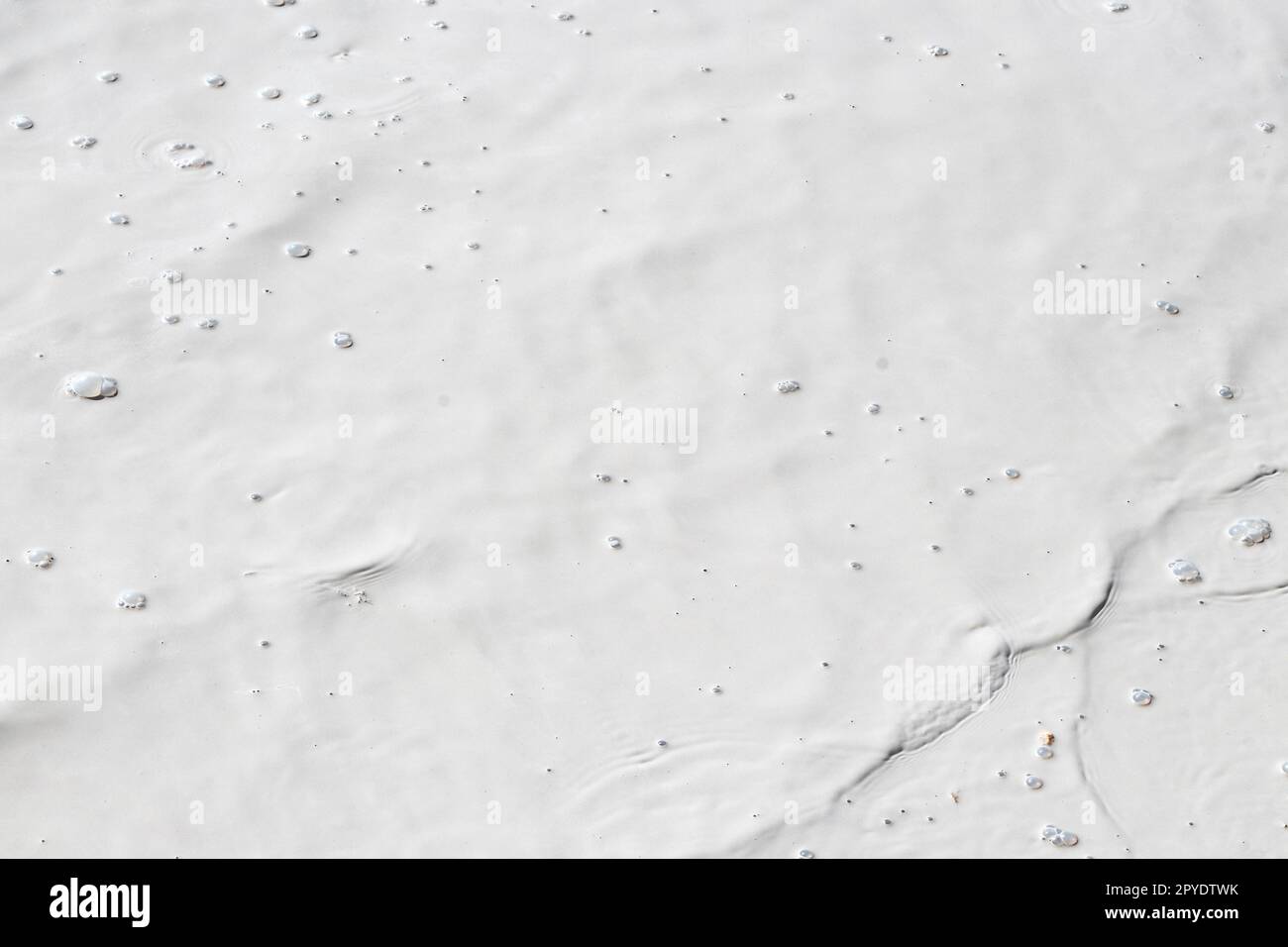 Weiße graue Schlammpfützen nach Regen Holbox Island Mexiko. Stockfoto