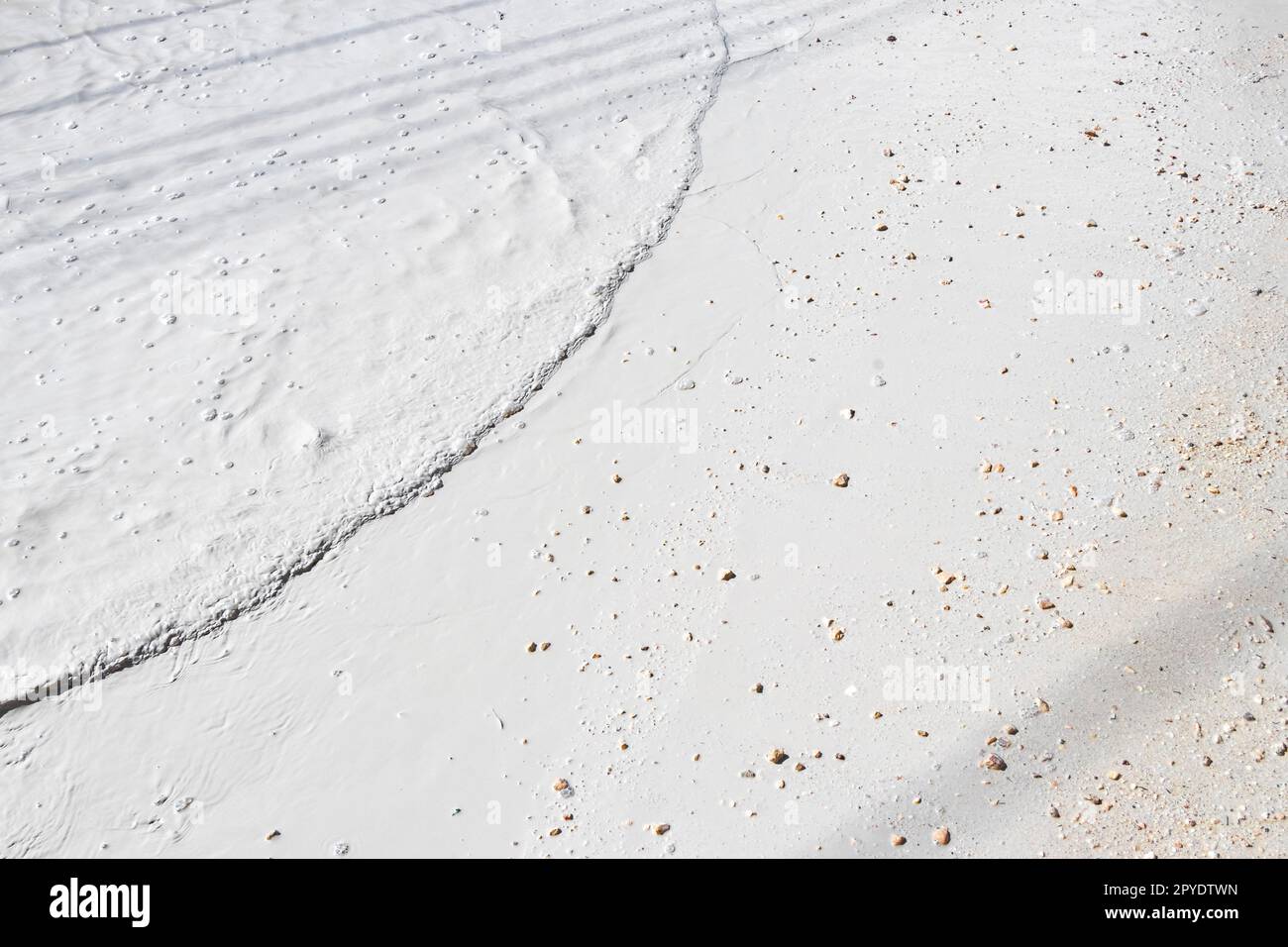 Weiße graue Schlammpfützen nach Regen Holbox Island Mexiko. Stockfoto