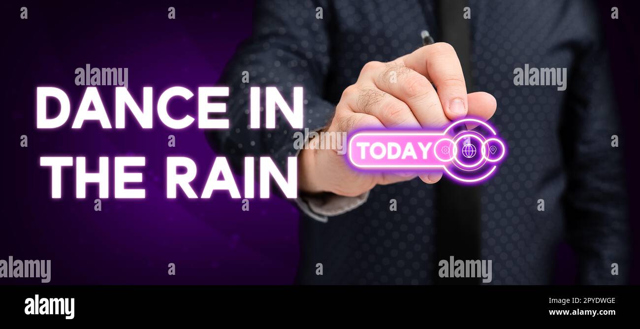Textzeichen mit „Dance in the Rain“. Ein Wort für Genießen Sie den Regentag, kindische Aktivitäten, Happy Tanz Stockfoto