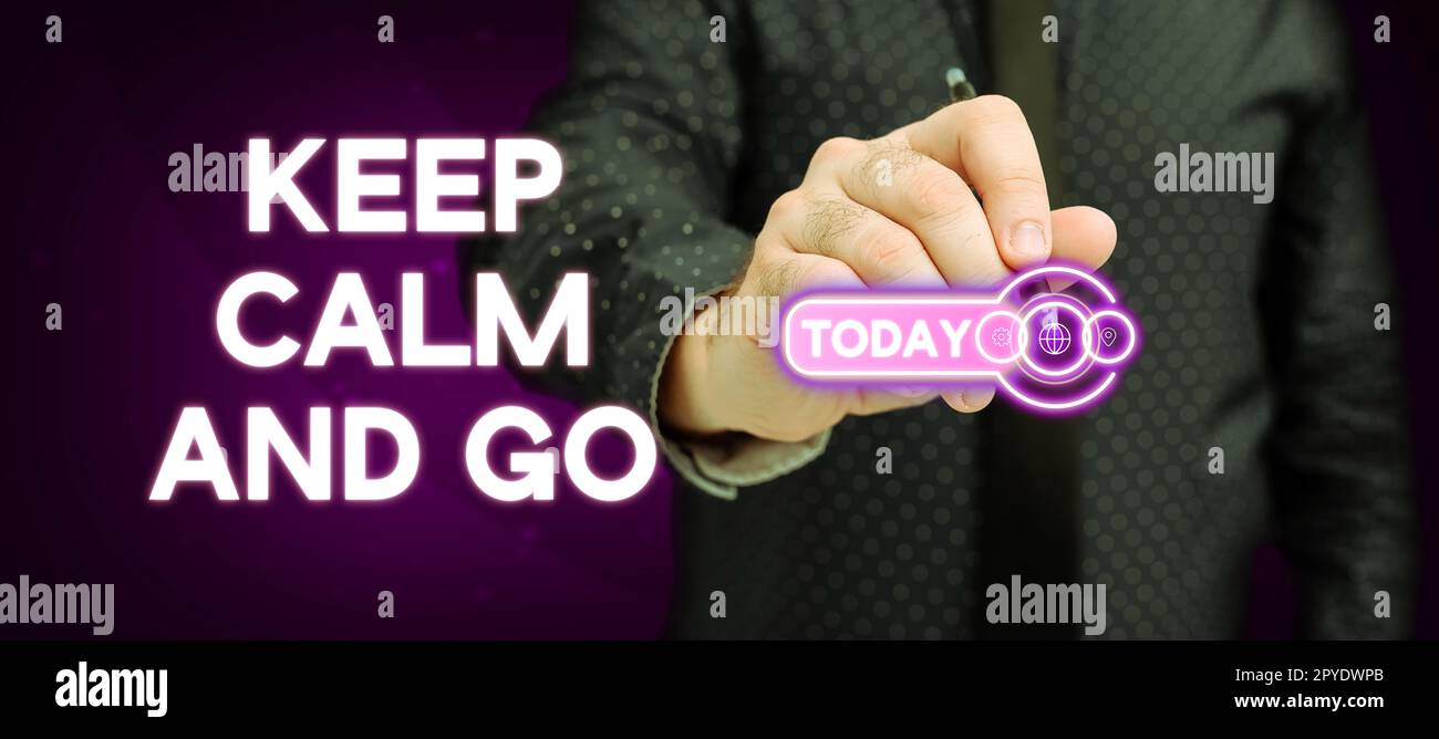 Textzeichen mit „Keep Calm and Go“. Konzept bedeutet, entspannt zu sein und weiterhin Motivation zu schaffen Inspiration Stockfoto
