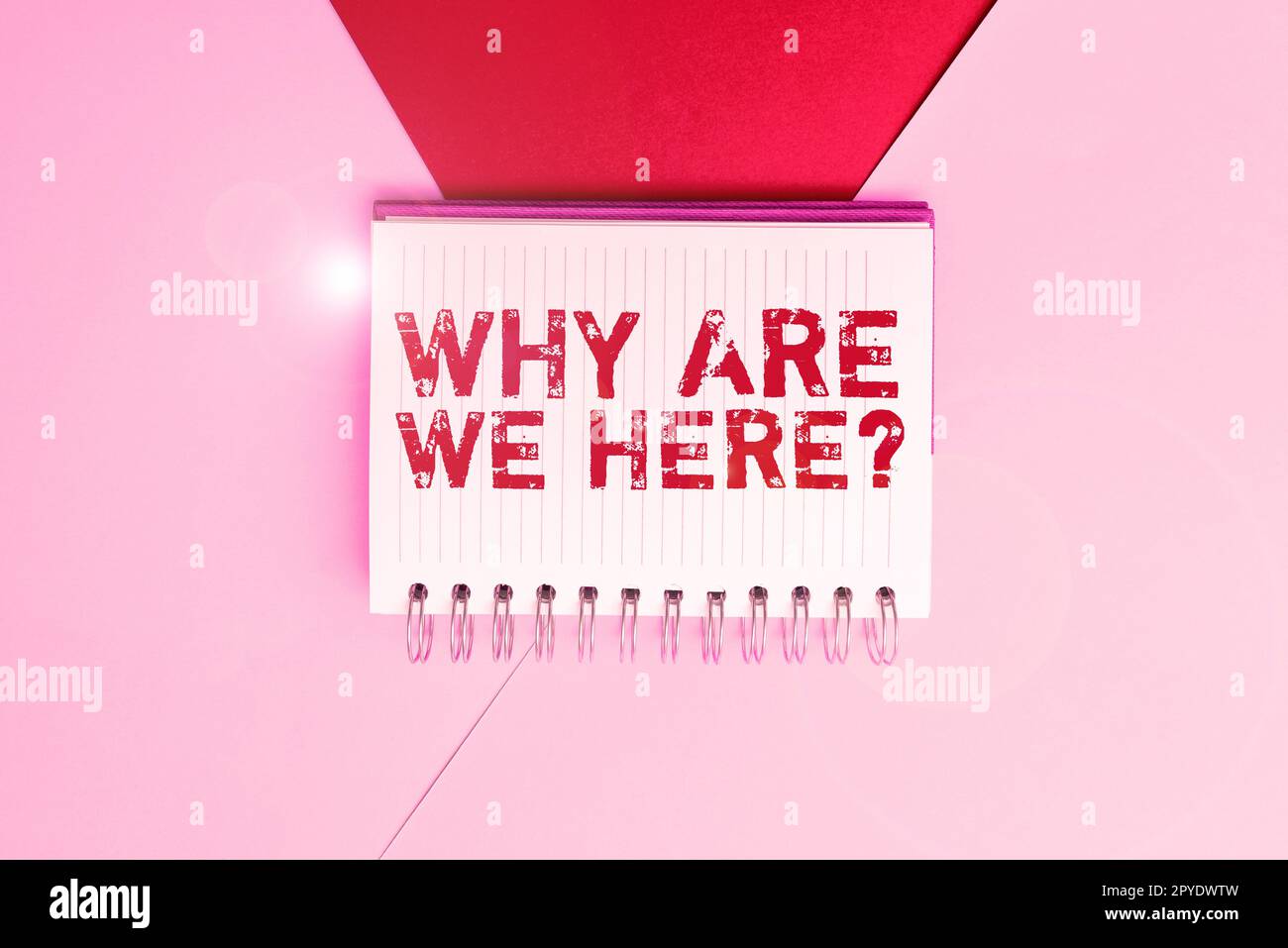 Hand schreiben Zeichen Warum sind wir hier. Geschäftskonzept Gründe, irgendwo Erklärung Zweck sein Stockfoto