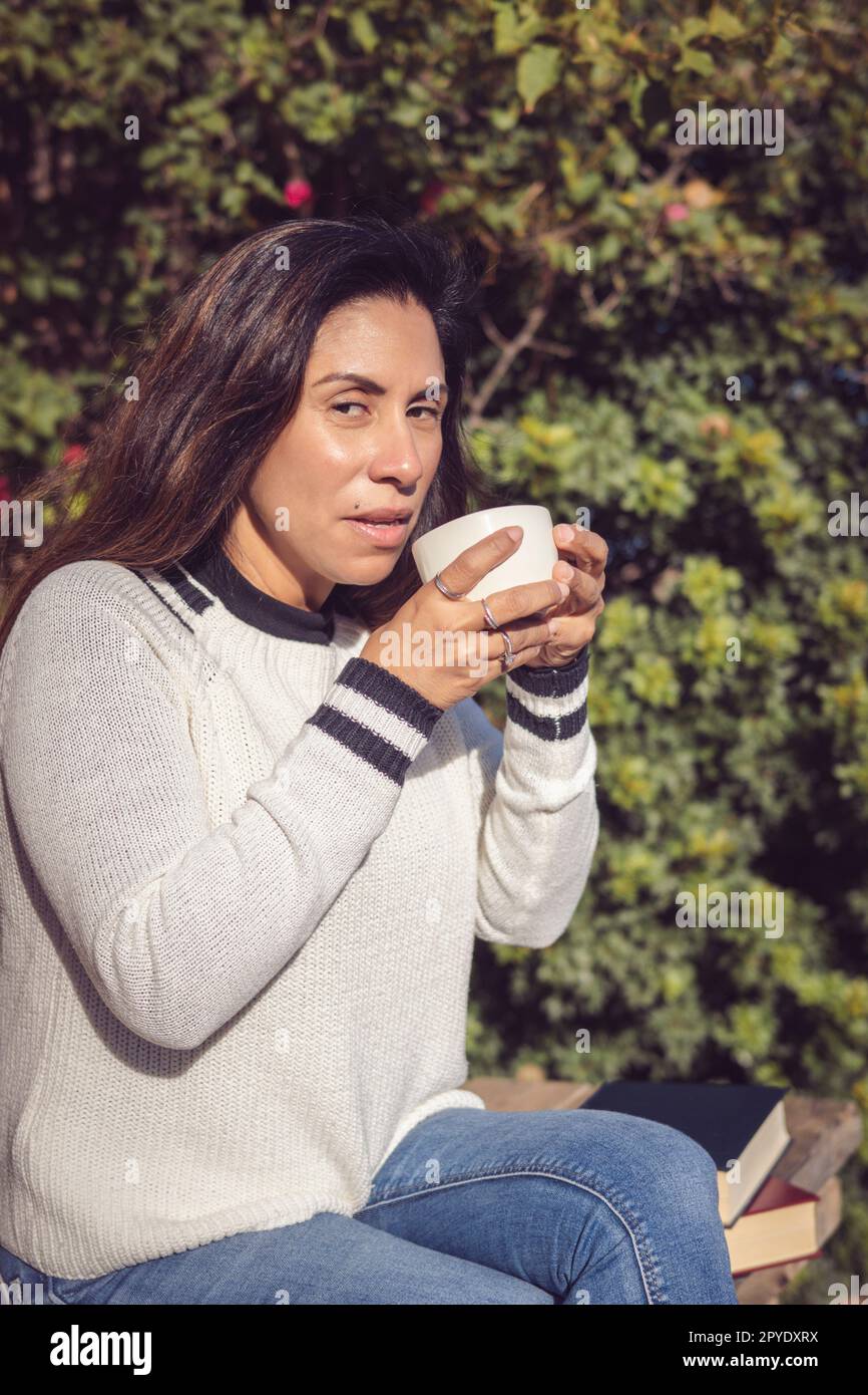 Latina-Frau genießt Natur im Garten Stockfoto
