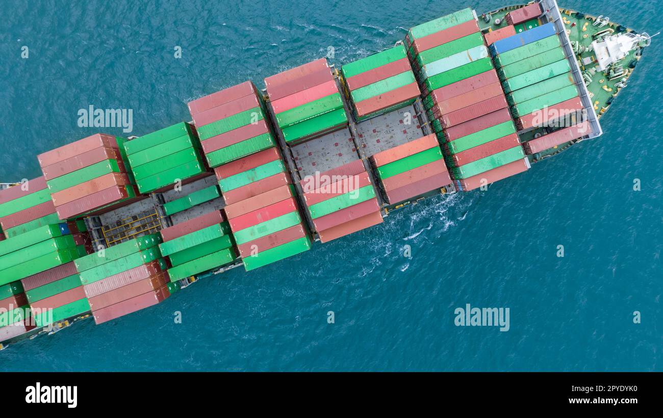 Luftaufnahme eines Containerfrachtschiffs auf See. Fracht- und Versandlogistikgeschäft. Containerversand exportieren und importieren. Internationaler Containerversand. Seeverkehr. Güterverkehr. Stockfoto