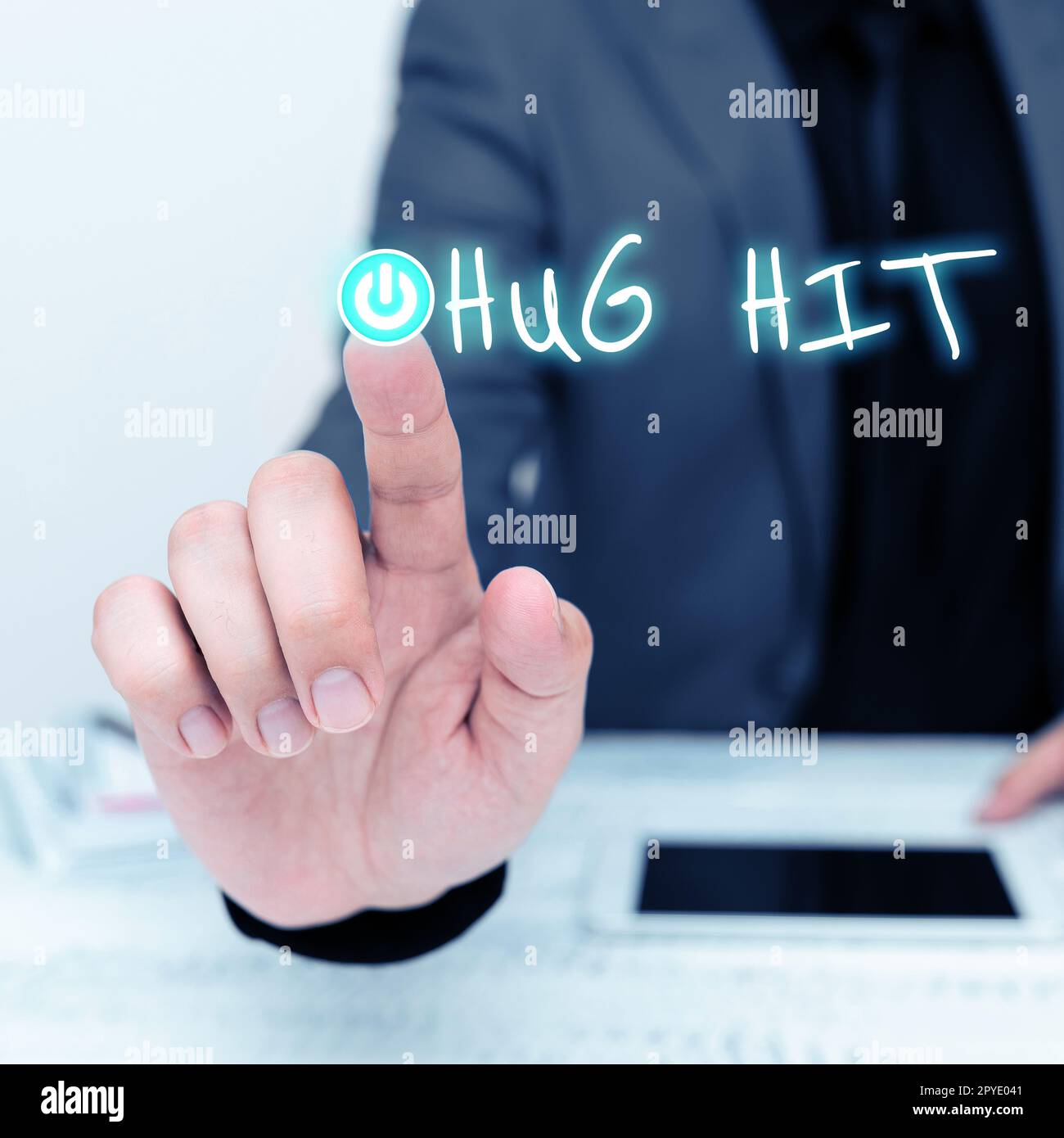 Text mit Inspiration „Hug Me“. Konzept bedeutet, jemanden zu bitten, sich warm an seinen Körper zu gewöhnen oder ihn eng an ihn zu halten Stockfoto