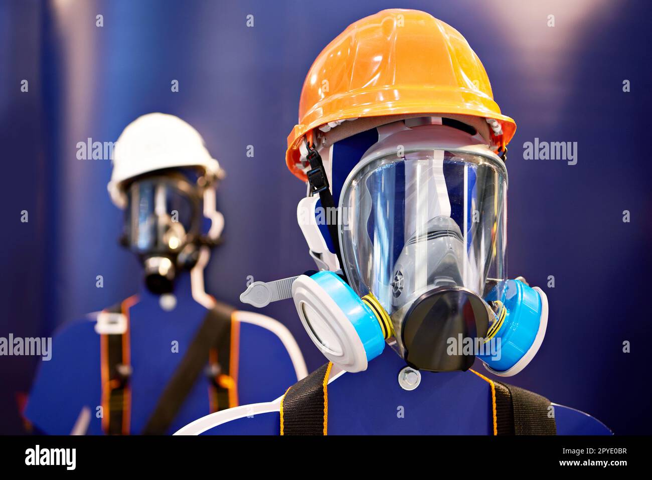 Schutzmasken mit Filtern für Produktion und Bau im Geschäft Stockfoto