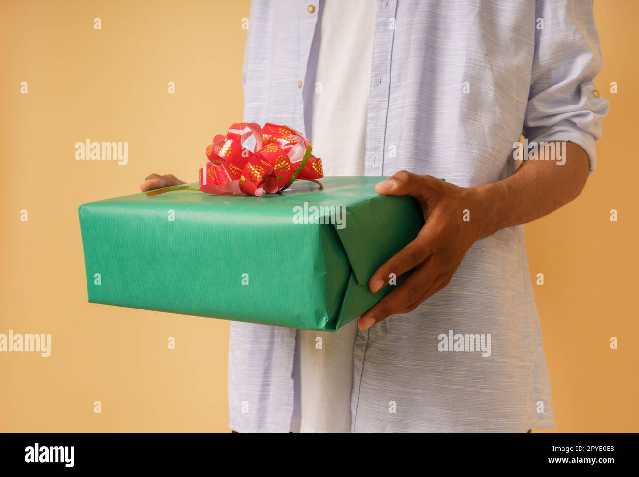 Der Mann ist bereit, ein weihnachtsgeschenk zu machen Stockfoto