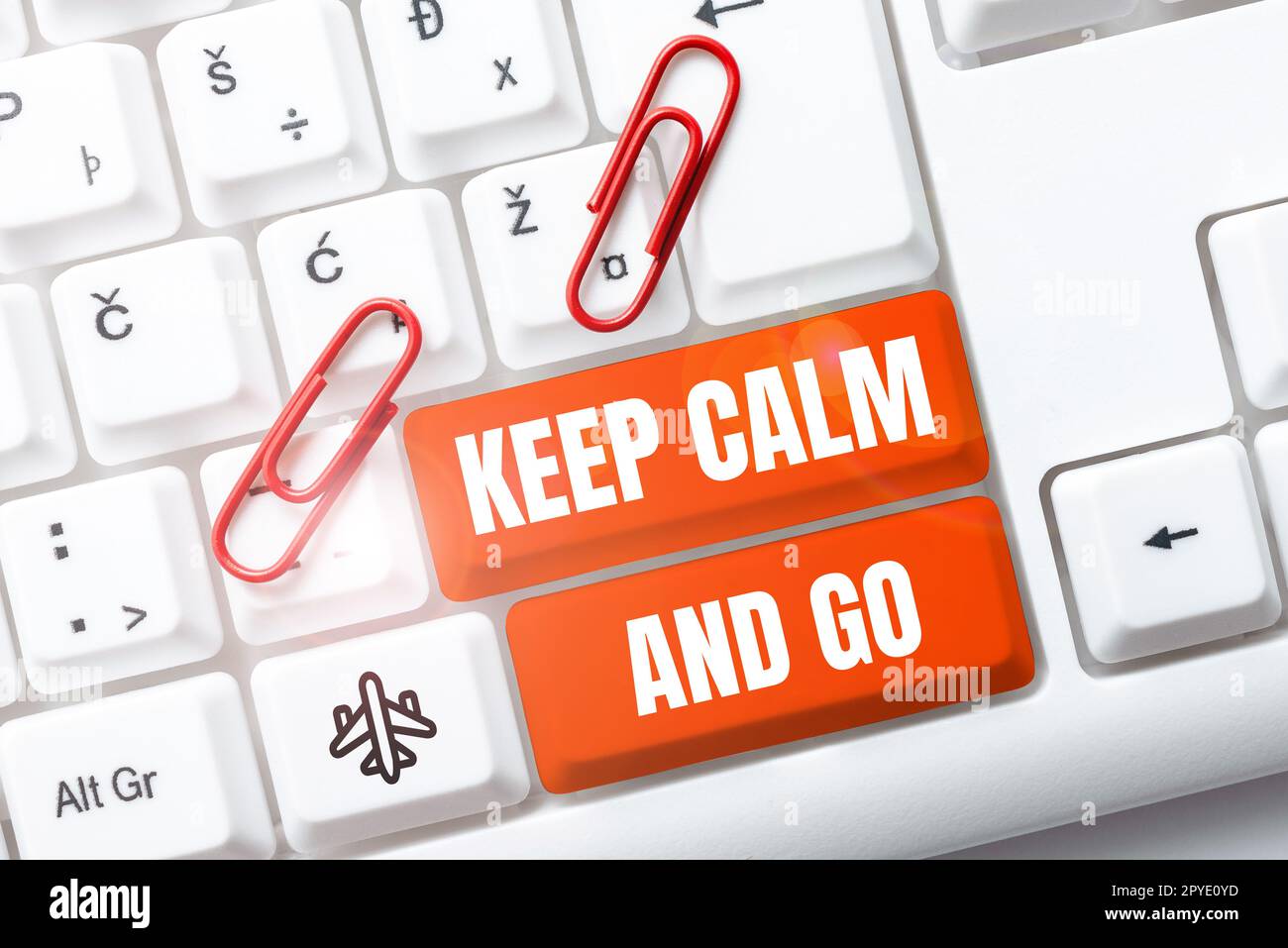 Inspiration mit Schild „Keep Calm and Go“. Internet-Konzept Entspannen Sie sich und arbeiten Sie Motivation Inspiration Stockfoto