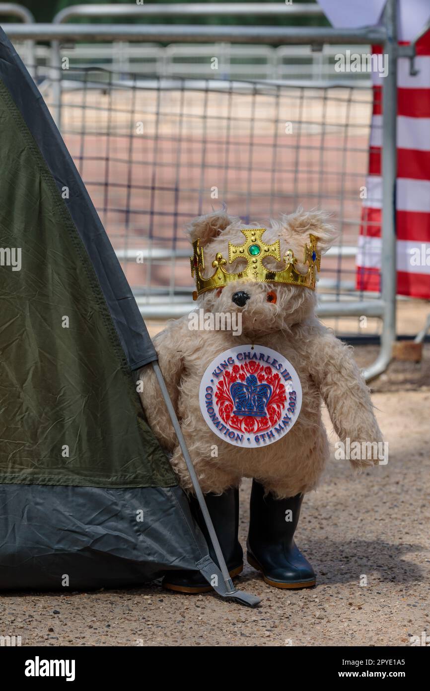 The Mall, London, Großbritannien. 3. Mai 2023 Königliche Fans, von denen einige seit Donnerstag in der Mall zelten, haben einen dekorierten Teddybären, der ihr Zelt vor der staatlichen Krönung seiner Majestät König Karl III. Am 6. Mai bewacht. Foto: Amanda Rose/Alamy Live News Stockfoto