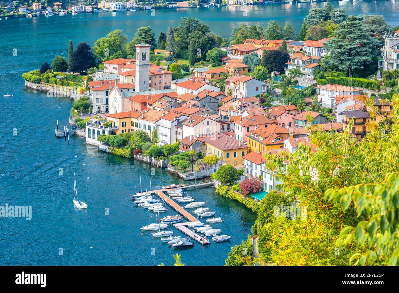 Idyllische Stadt Torno am Comer See aus der Vogelperspektive Stockfoto