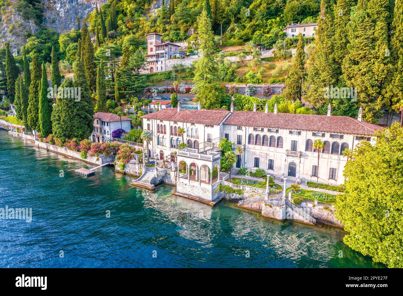 Comer See und Varenna-Villen am Wasser aus der Vogelperspektive Stockfoto