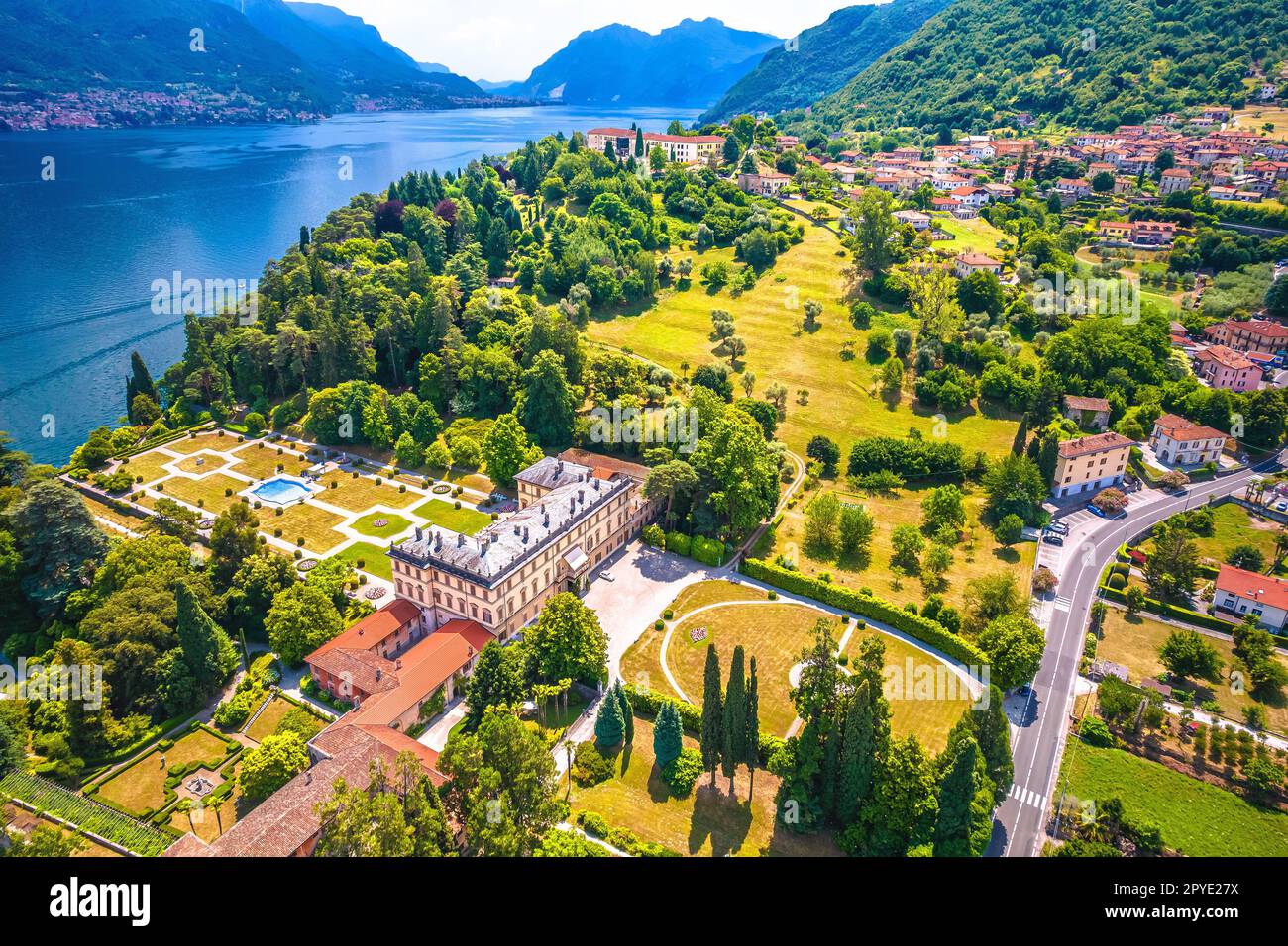 Die Stadt Belaggio Villen am Wasser am Comer See aus der Vogelperspektive Stockfoto