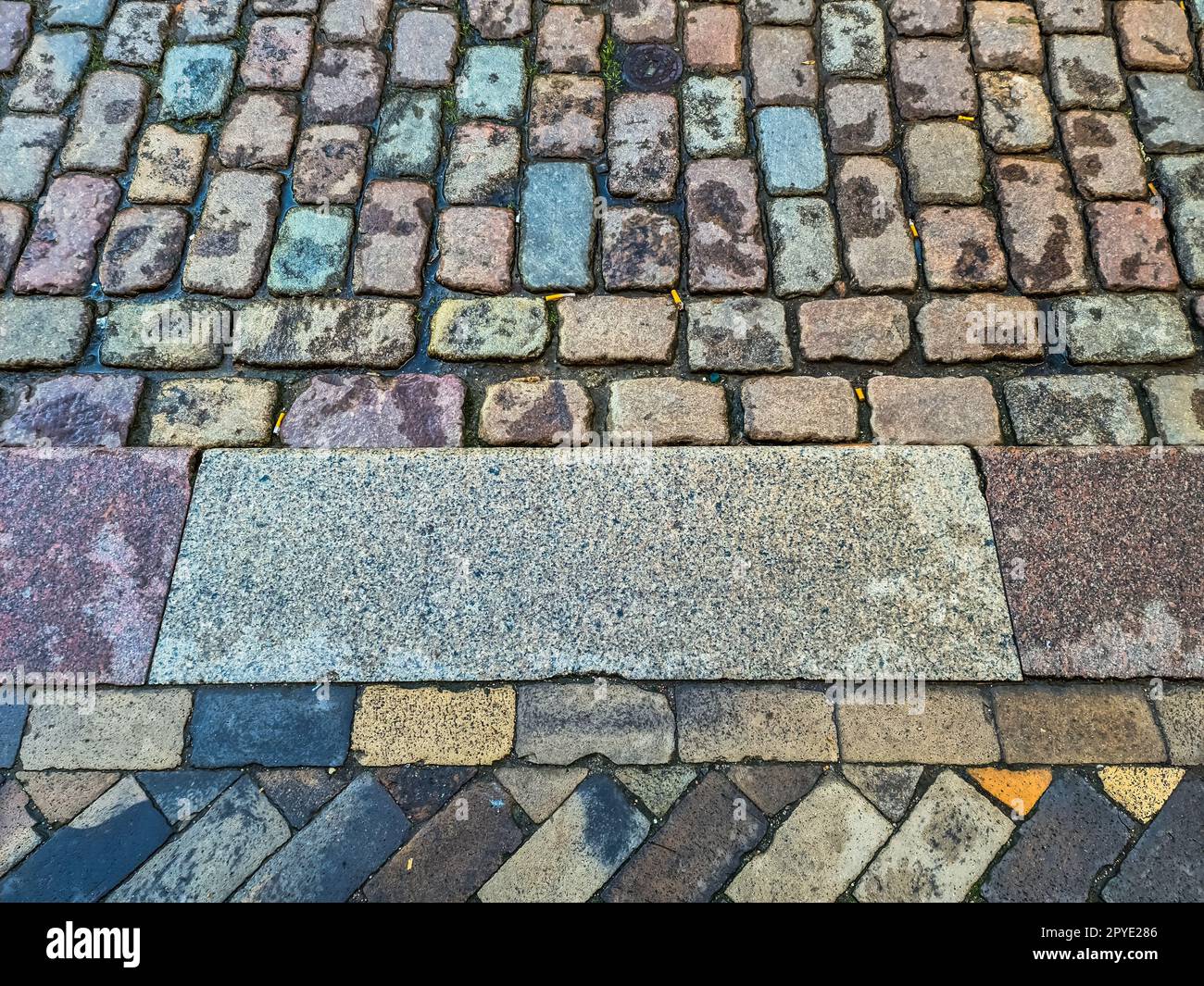 Detaillierte Nahaufnahmen von alten historischen kopfsteingepflasterten Straßen und Gehwegen Stockfoto