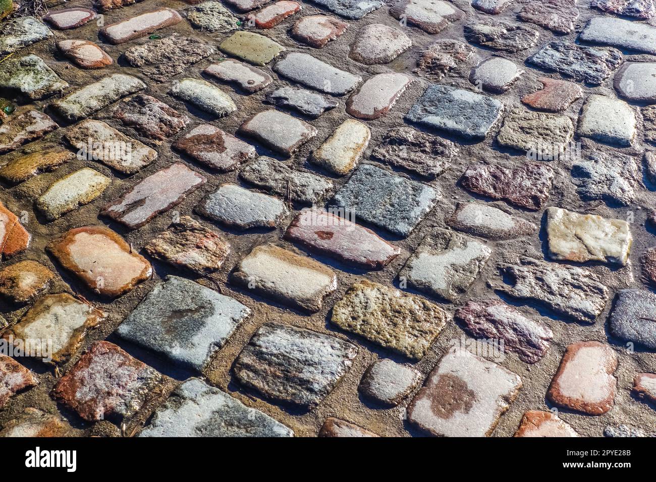 Detaillierte Nahaufnahmen von alten historischen kopfsteingepflasterten Straßen und Gehwegen Stockfoto