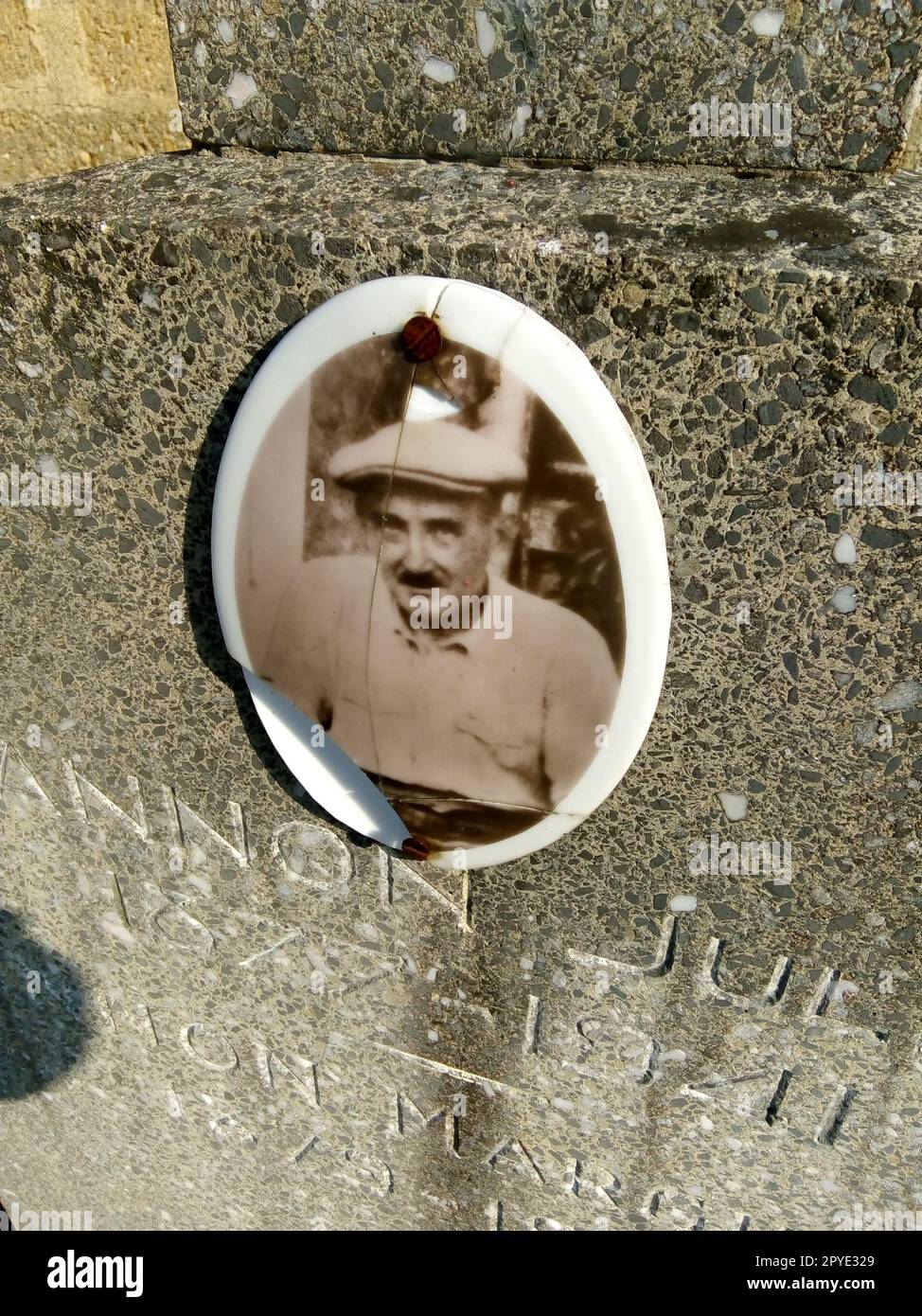 Photo d'un homme sur une sépulture , Frankreich Stockfoto