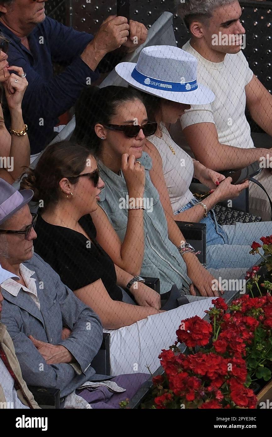 Madrid, Spanien. 03. Mai 2022. Victoria Federica de Marichalar y Borbón (C) besucht das Spiel Carlos Alcaraz von Spanien während der Mutua Madrid Open im Stadion La Caja Magica in Madrid. (Foto: Atilano Garcia/SOPA Images/Sipa USA) Guthaben: SIPA USA/Alamy Live News Stockfoto