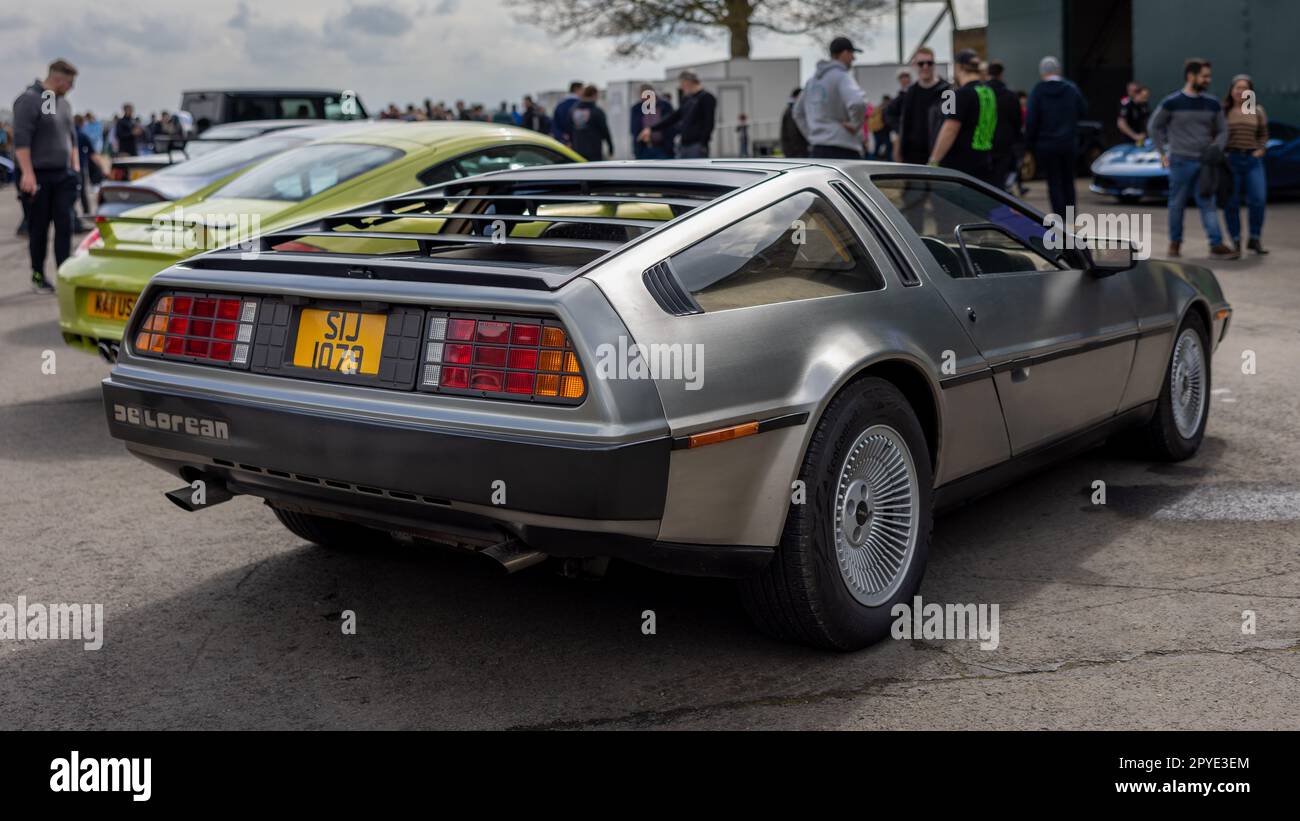 DMC DeLorean „SIJ 1079“ auf der April Scramble im Bicester Heritage Centre am 23. April 2023. Stockfoto