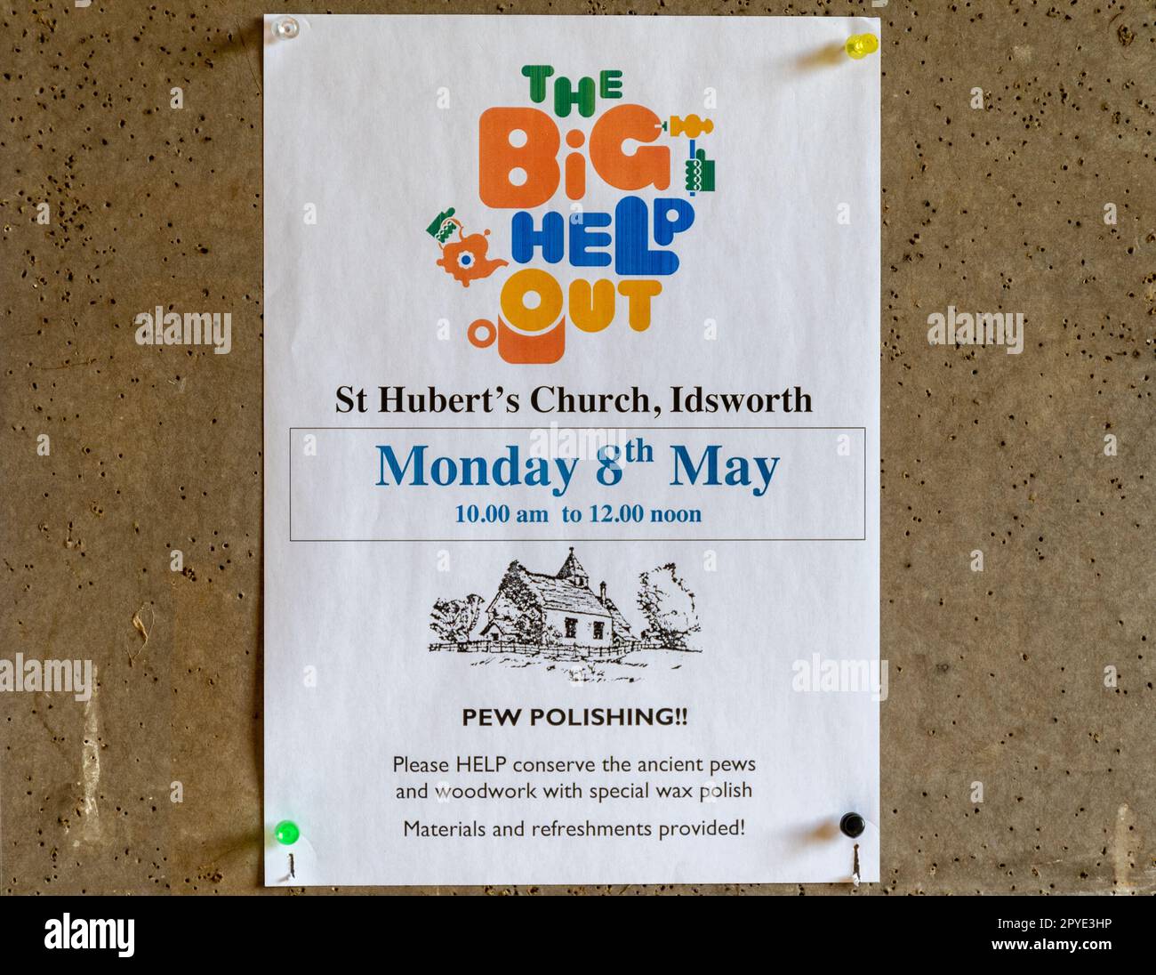 Idsworth, Hampshire, England, Großbritannien. Poster über die große Help-Out-Veranstaltung am Montag, den 8. Mai, auf einem Kirchenschild. Der große Help Out ist ein nationaler Tag der Freiwilligentätigkeit, der am 8. Mai stattfindet, dem Feiertagmontag des King-Charles-III-Krönungswochenendes. In der Mitteilung werden Freiwillige gebeten, beim Polieren der Kirchenbühne zu helfen. Stockfoto
