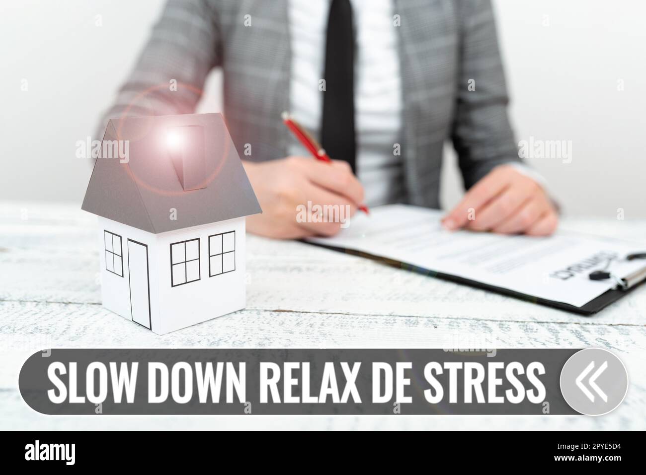 Handgeschriebener Text langsamer Relax De Stress. Wort für "Pause machen" Stresspegel reduzieren Ruhe bewahren Stockfoto